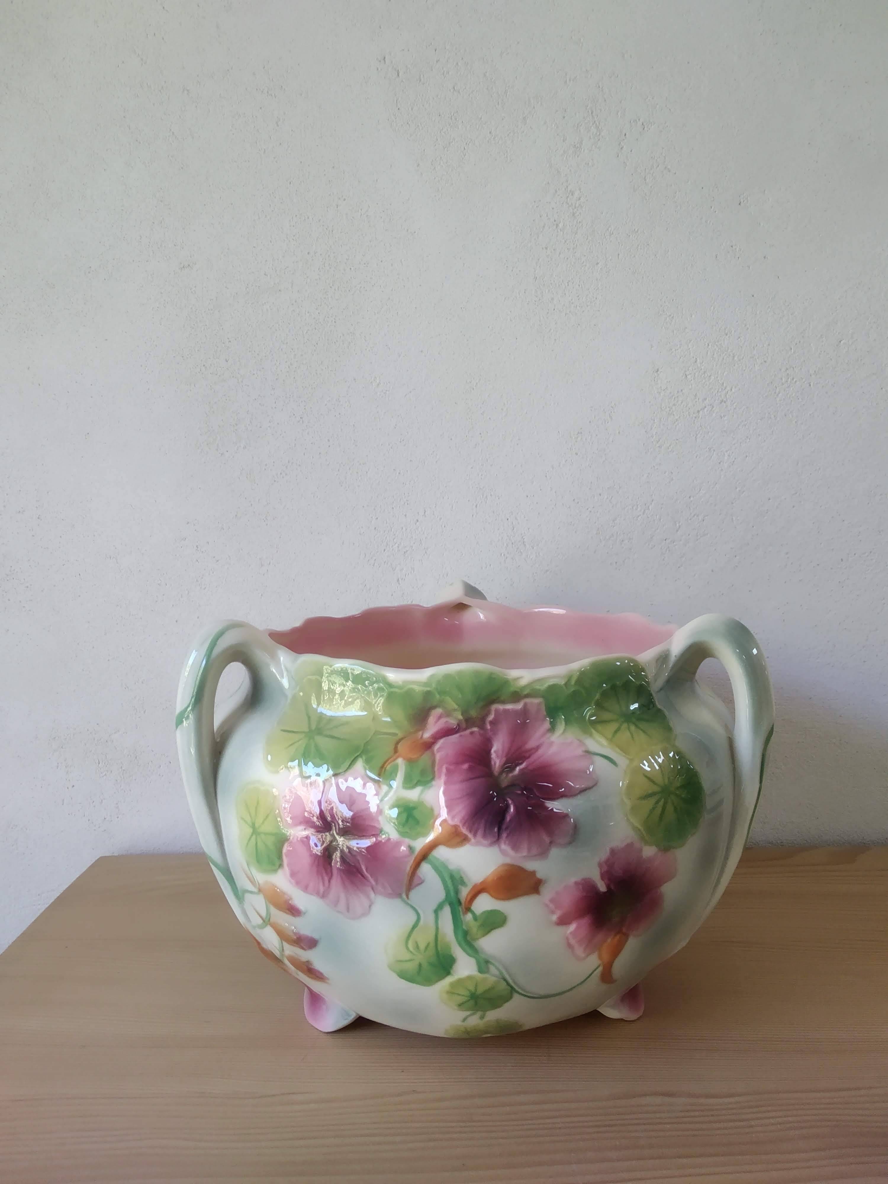 Saint Clément slip pot with Nasturtium decor