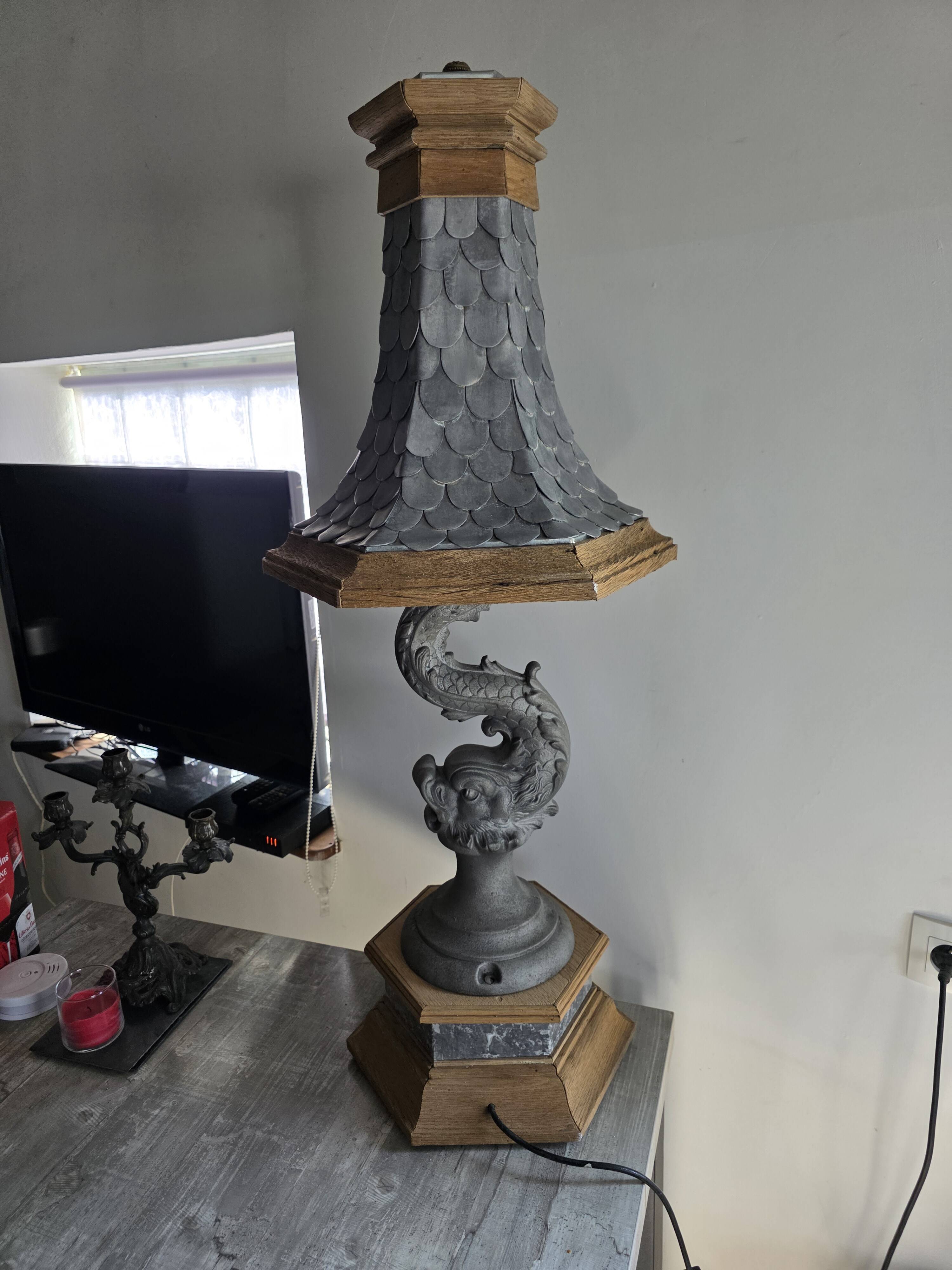 Monumental lamp with a dolphin in cast iron and lead scales - 110cm