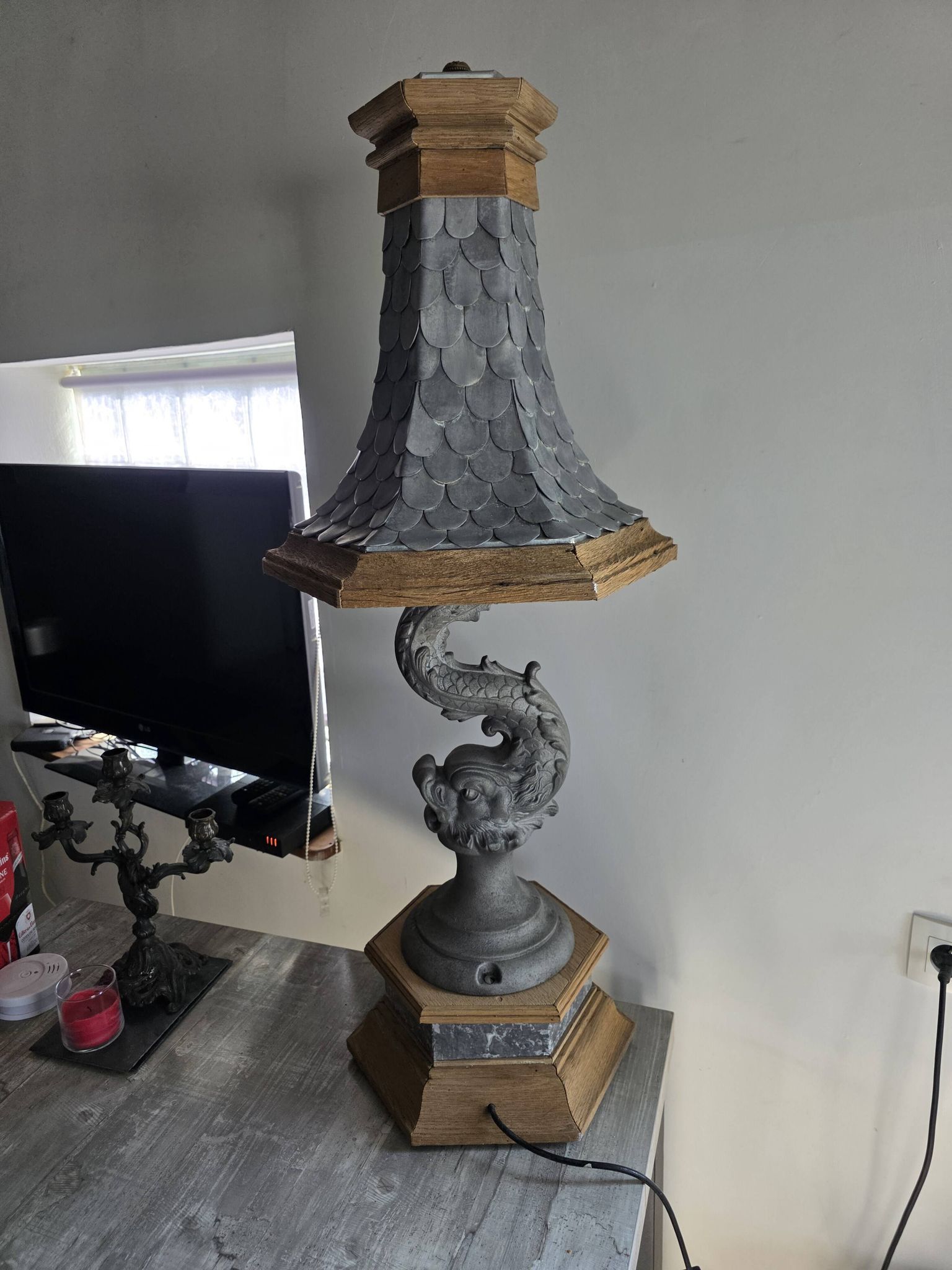 Monumental lamp with a dolphin in cast iron and lead scales - 110cm