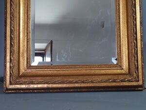 Ancien miroir biseauté encadrement style louis xvi bois stuc doré 58x48,5 cm sb
