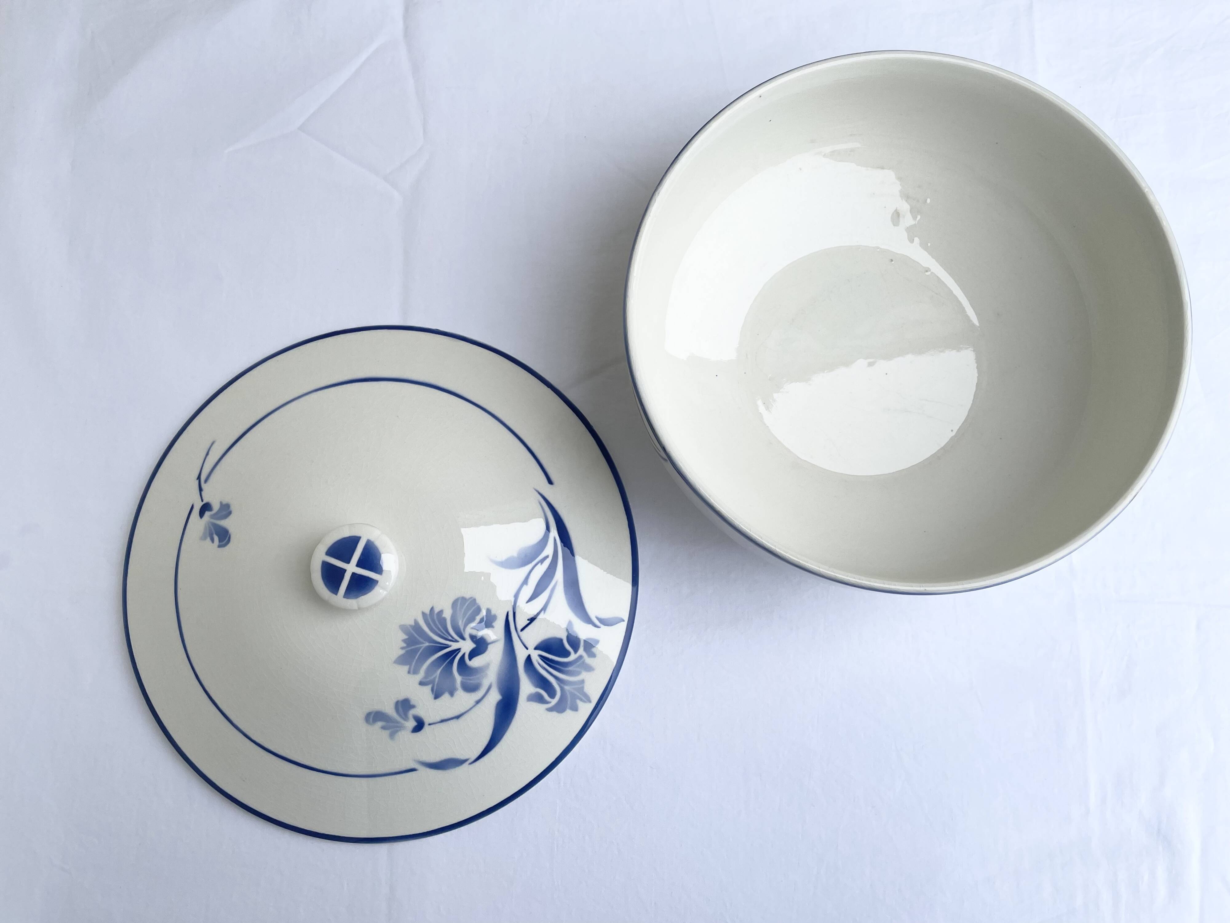 Antique GIEN soup tureen model "Alberic" from the 1940s.
