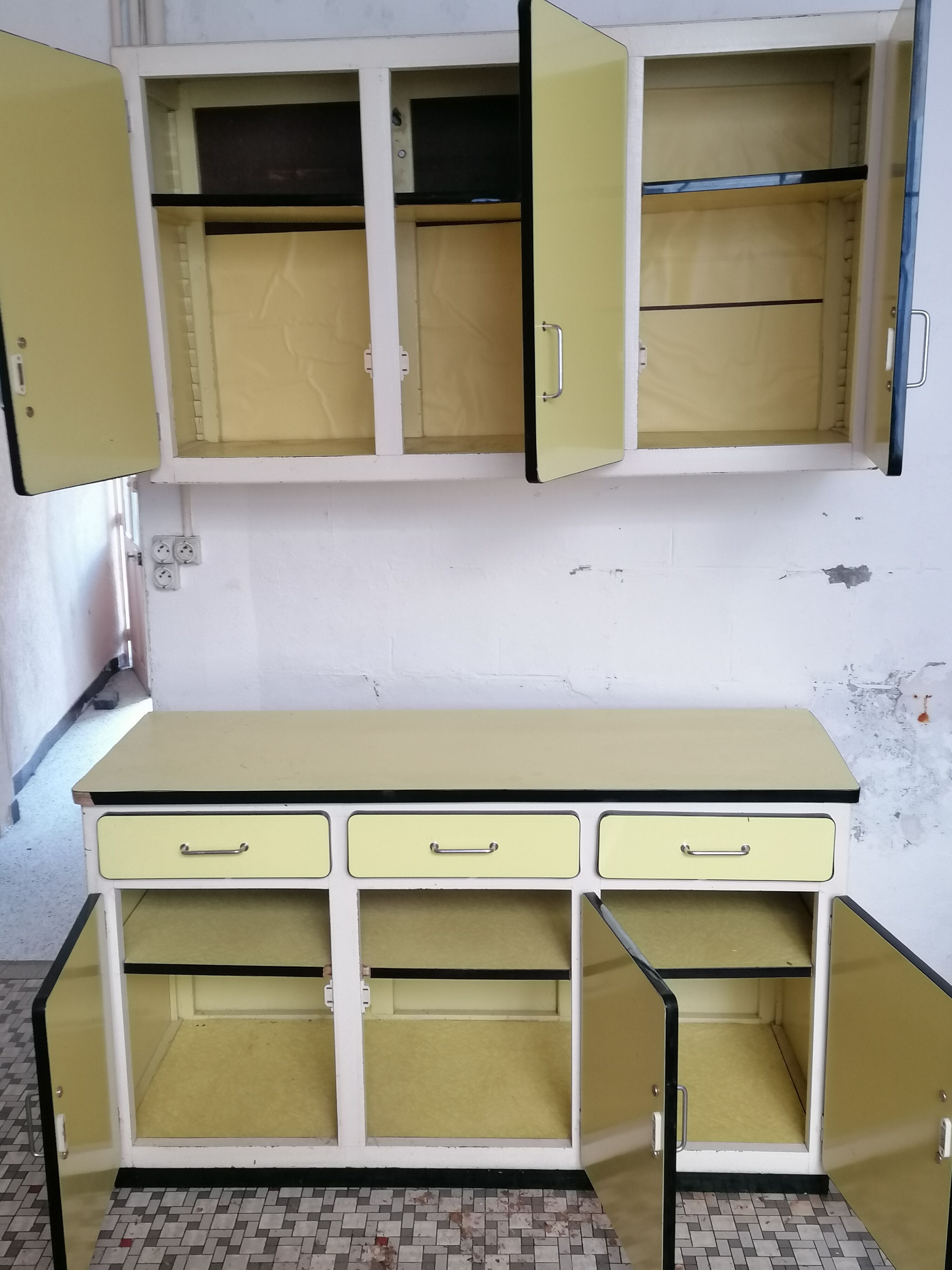 Formica kitchen set