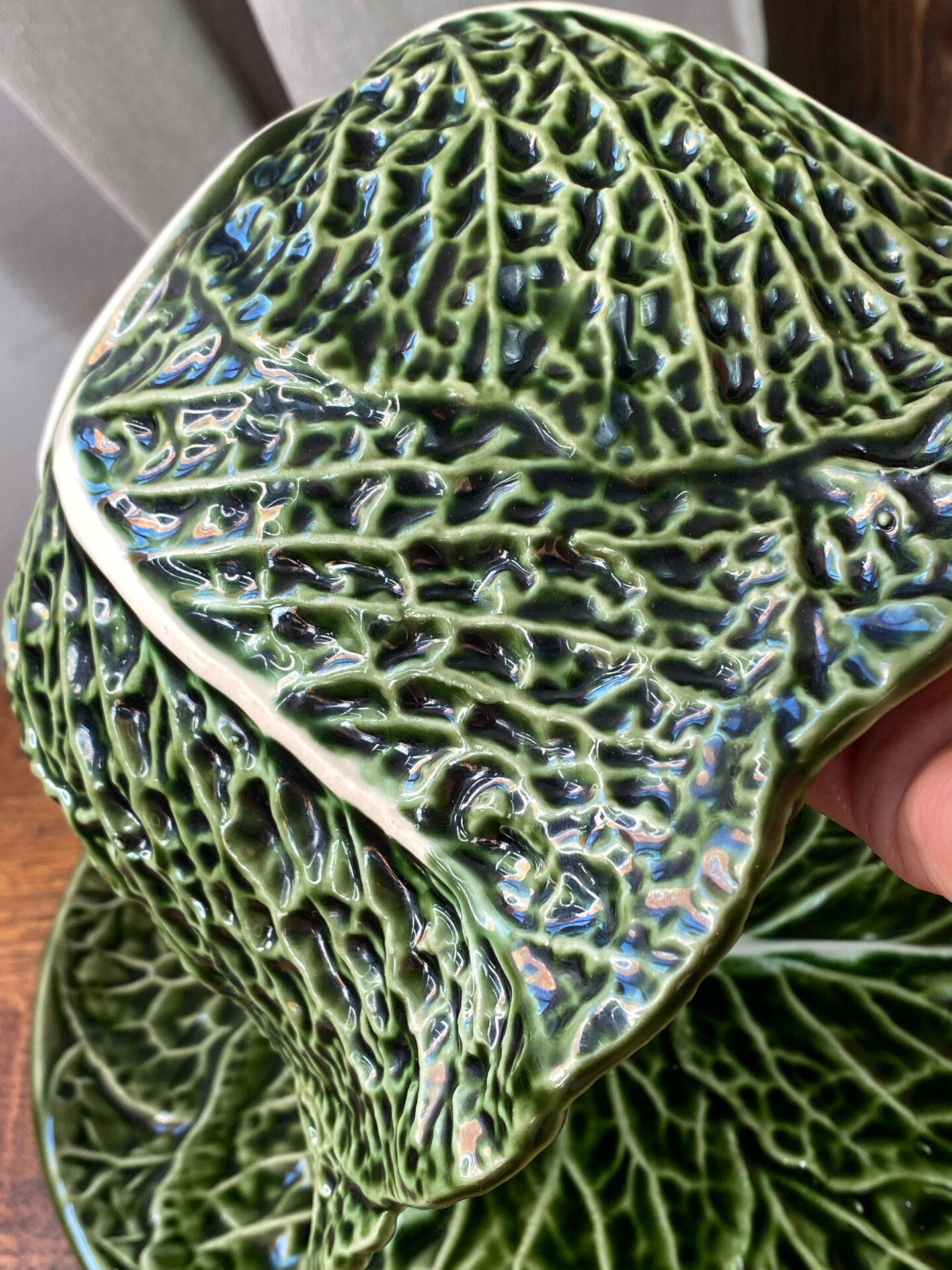 Grande soupière en barbotine feuille de chou 