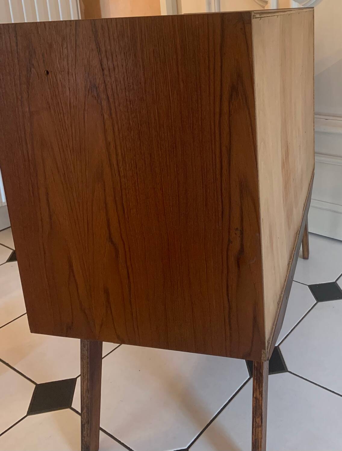 Sideboard compass feet