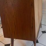 Sideboard compass feet
