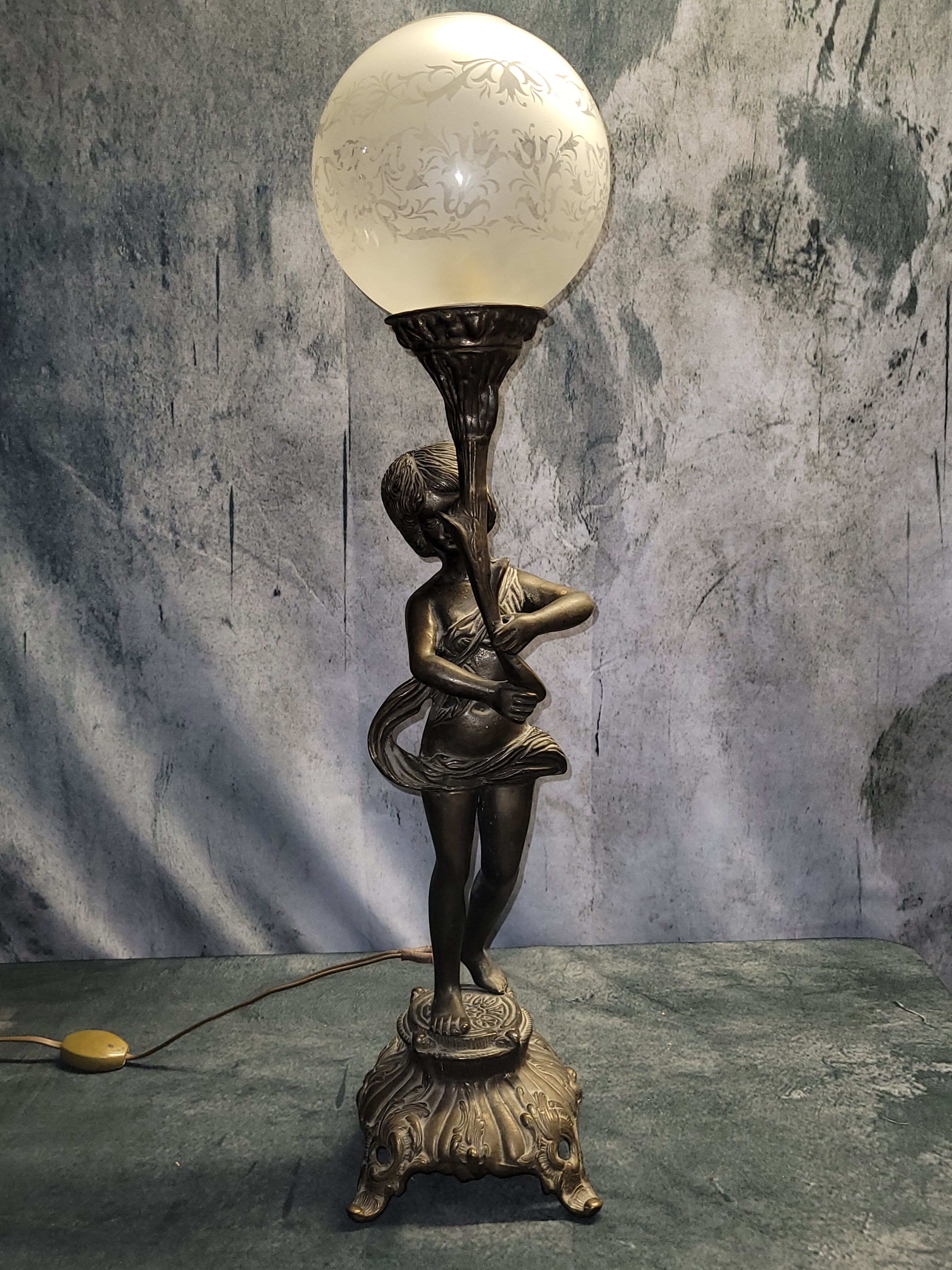 Lampe en Bronze électrifié figurant un rnfant XIXe