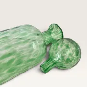 Grande carafe en verre soufflé moucheté vert avec bouchon boule