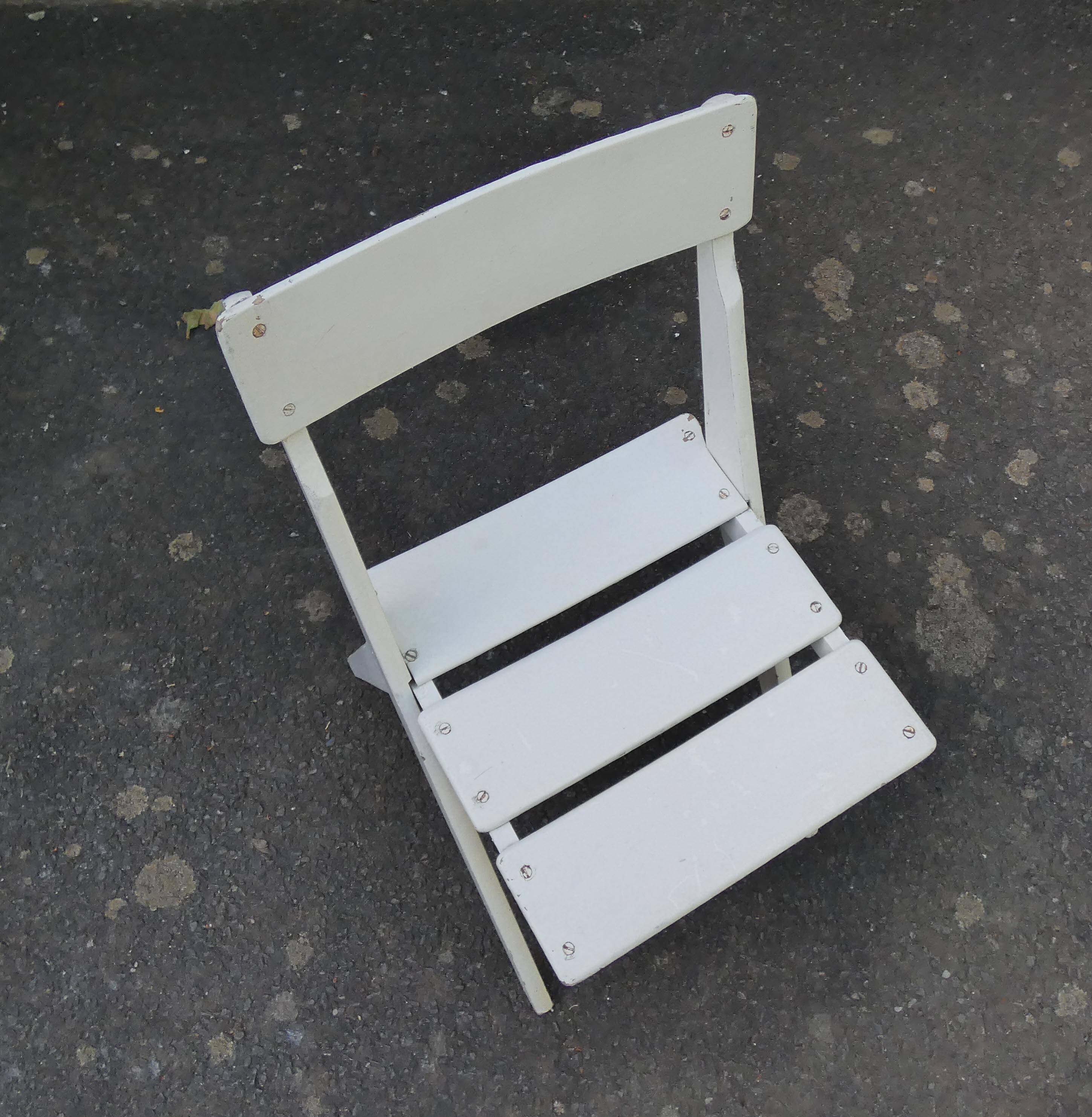 Scandinavian desk with compass legs for children