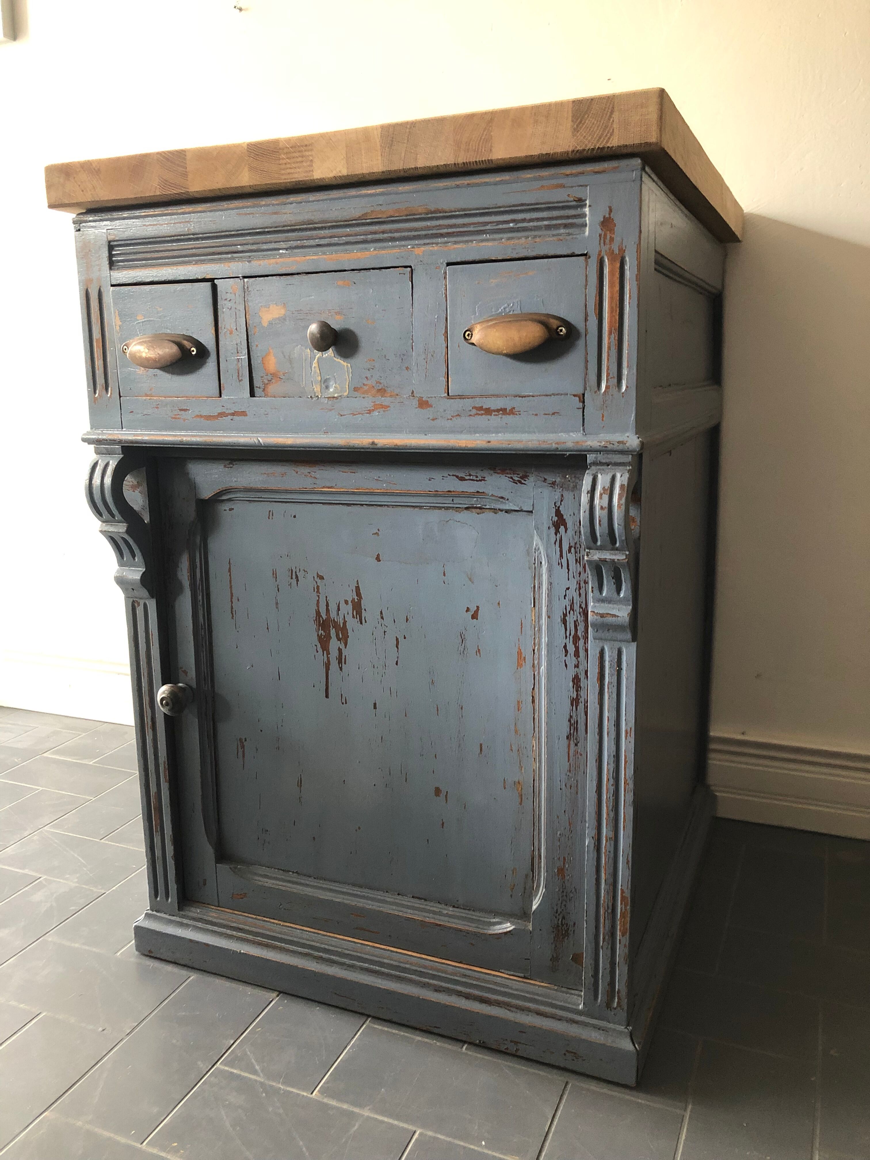 Comptoir de caisse meuble de métier ancien.