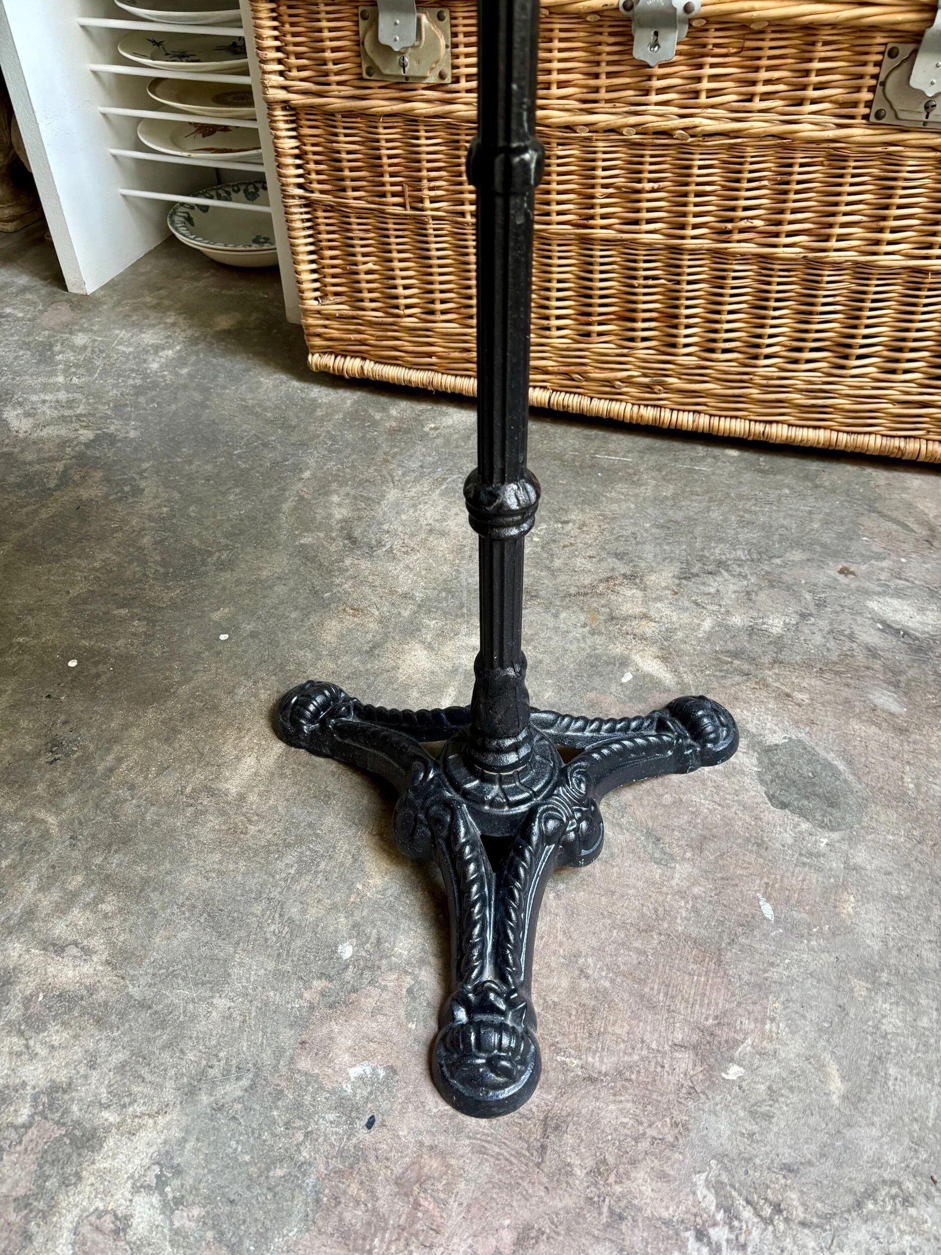 Bistro table in grey marble and black cast iron ⌀ 60 cm
