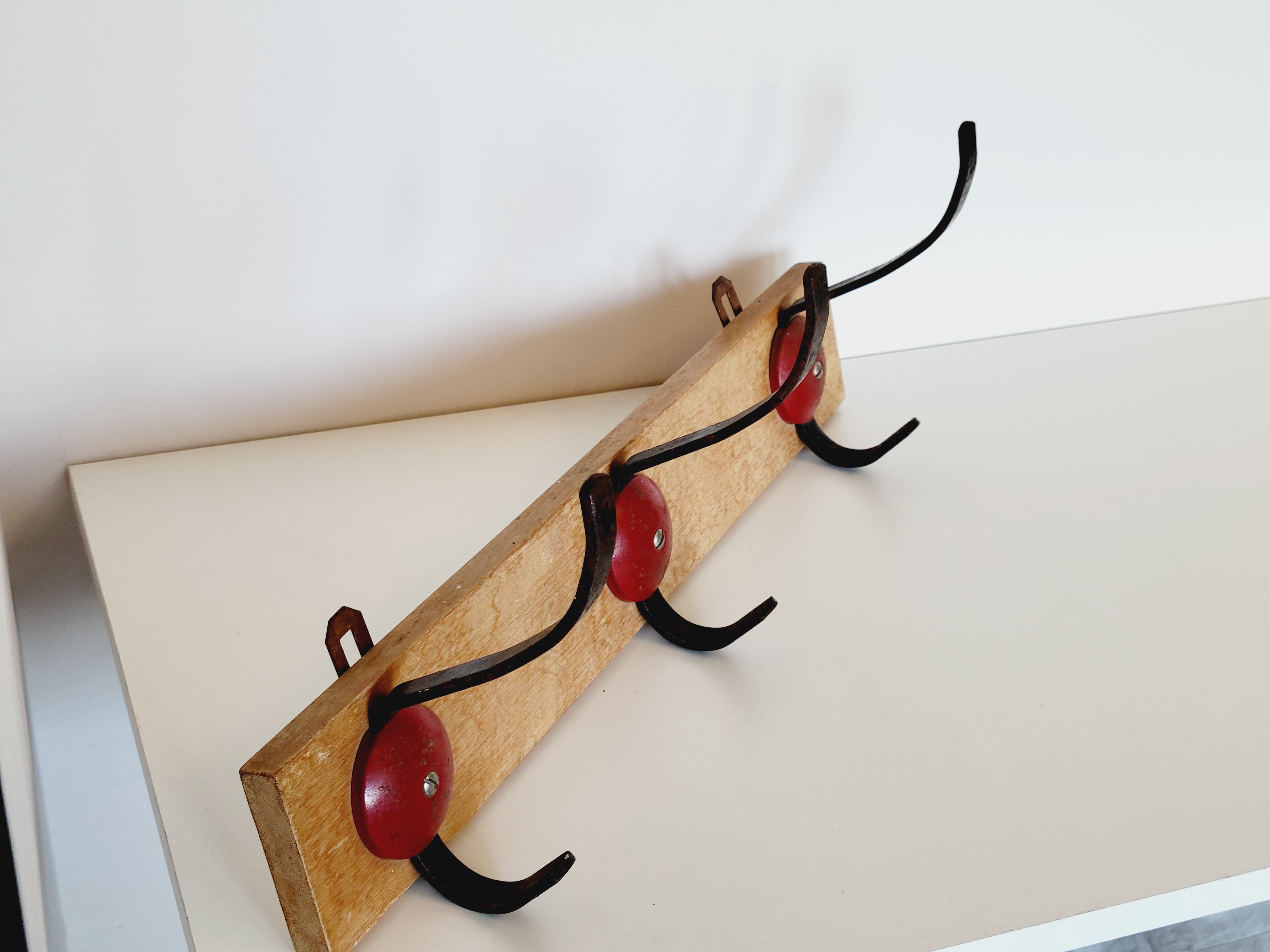 Industrial vintage coat rack 3 hooks in black and red metal