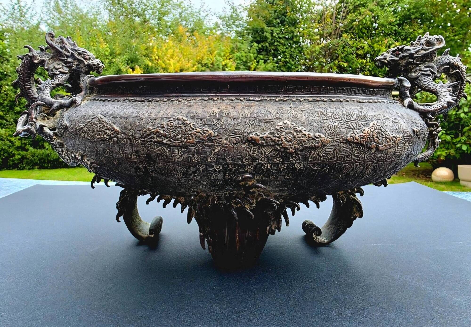 Dragon basin - large planter - in bronze, Meiji period
