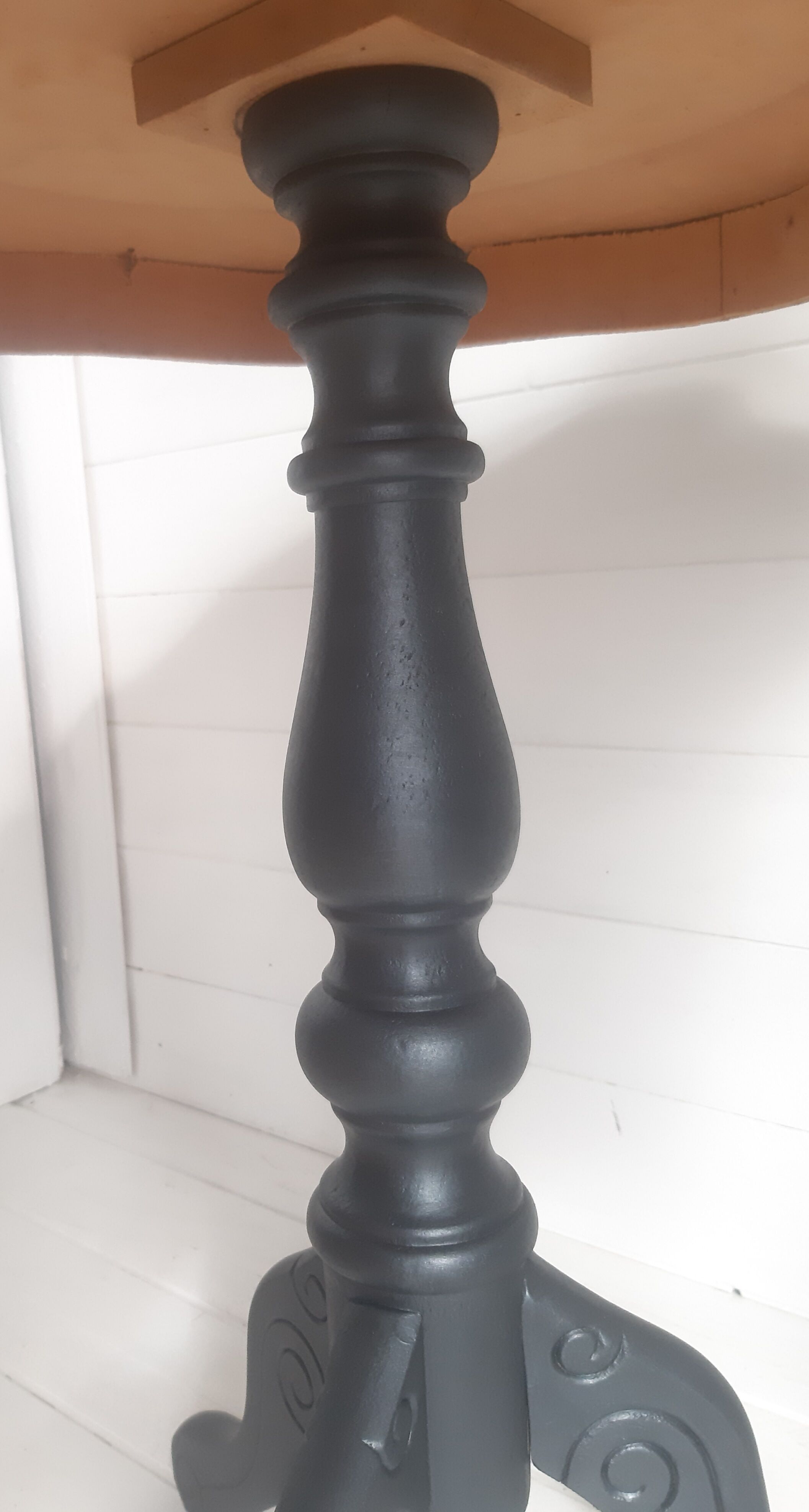 Turntable pedestal table