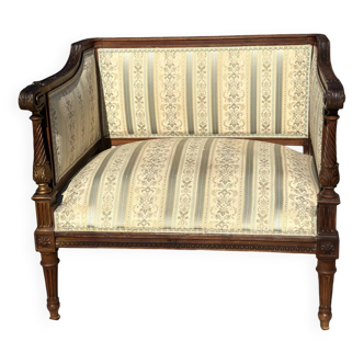 Fauteuil bas en bois finement sculpté de style Louis XVI XIX eme