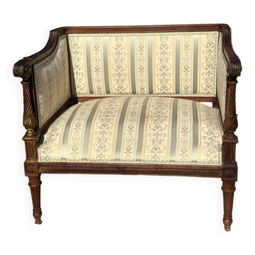 Fauteuil bas en bois finement sculpté de style Louis XVI XIX eme