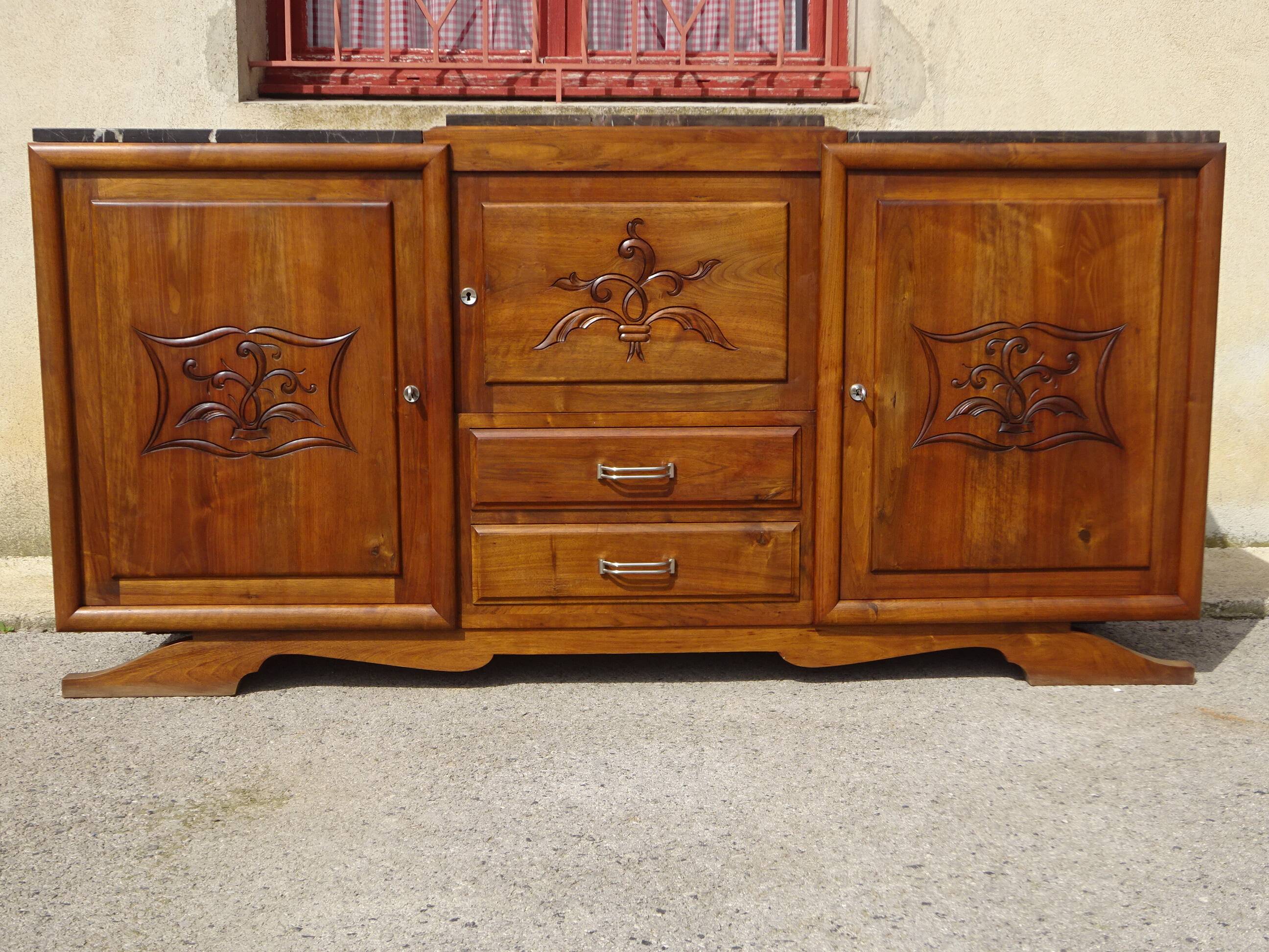 Large buffet en noyer massif, dessus en marbre noir