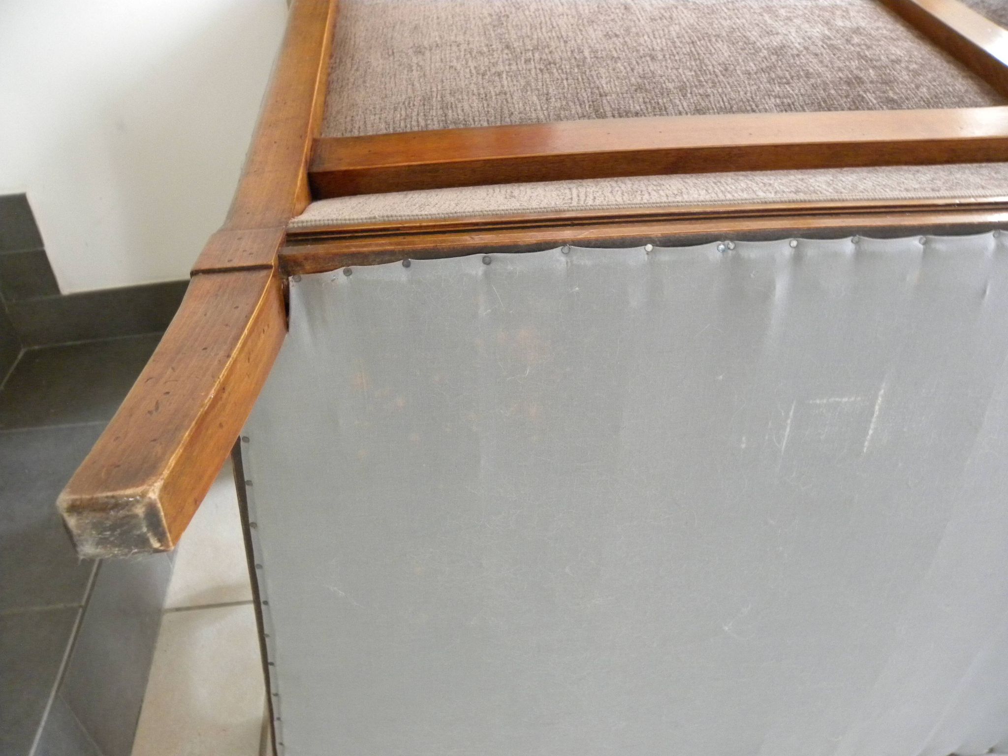 Two-seater canapé in Restoration / Louis-Philippe style – Reupholstered by an artisan.