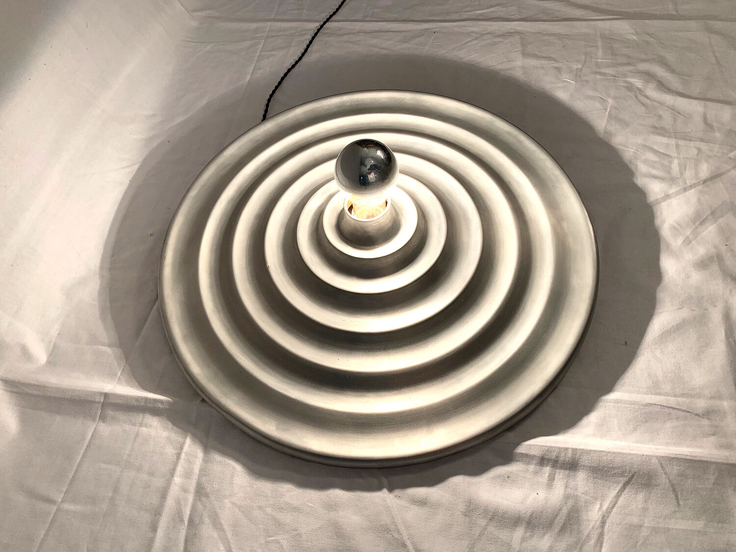Vague-effect wall sconce