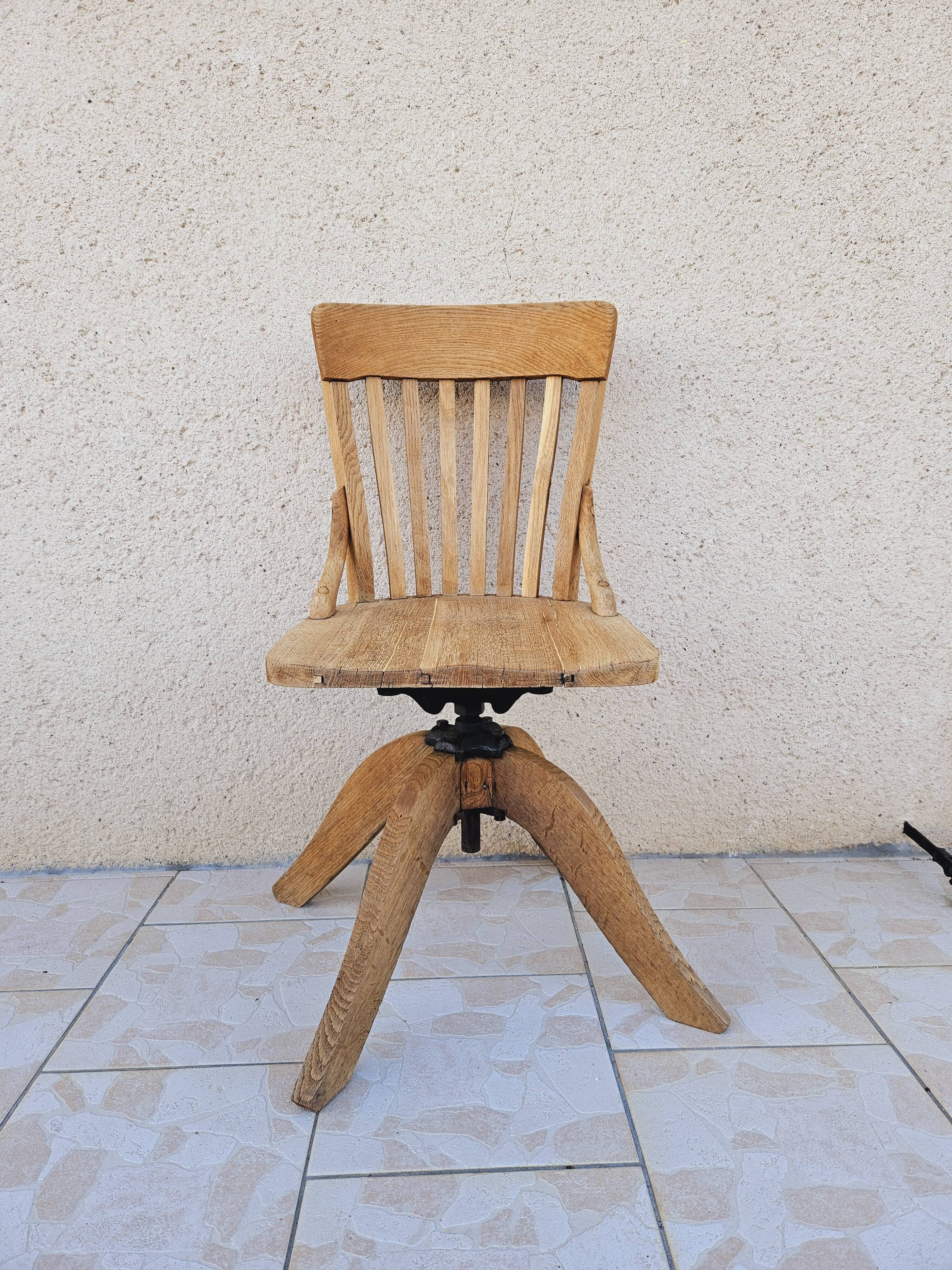 Chaise de bureau pivotante en chêne blond vers 1930