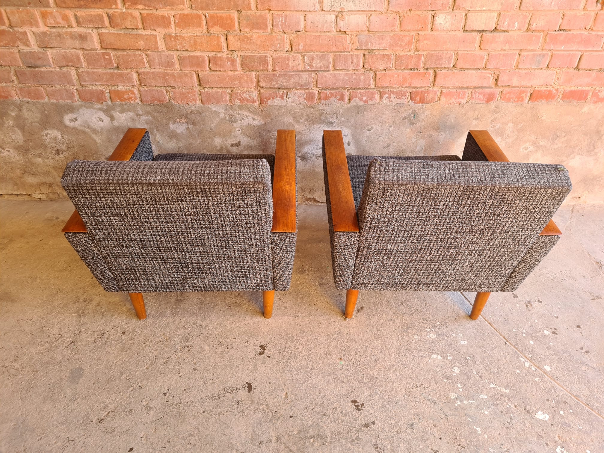 Paire de fauteuils club 70"