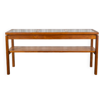Scandinavian console with double shelves