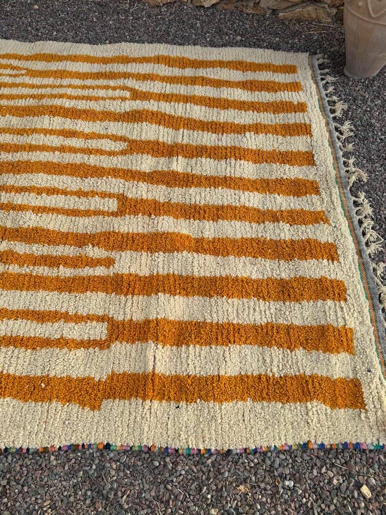 Handwoven natural wool rug, size 1.5/2.5 m.