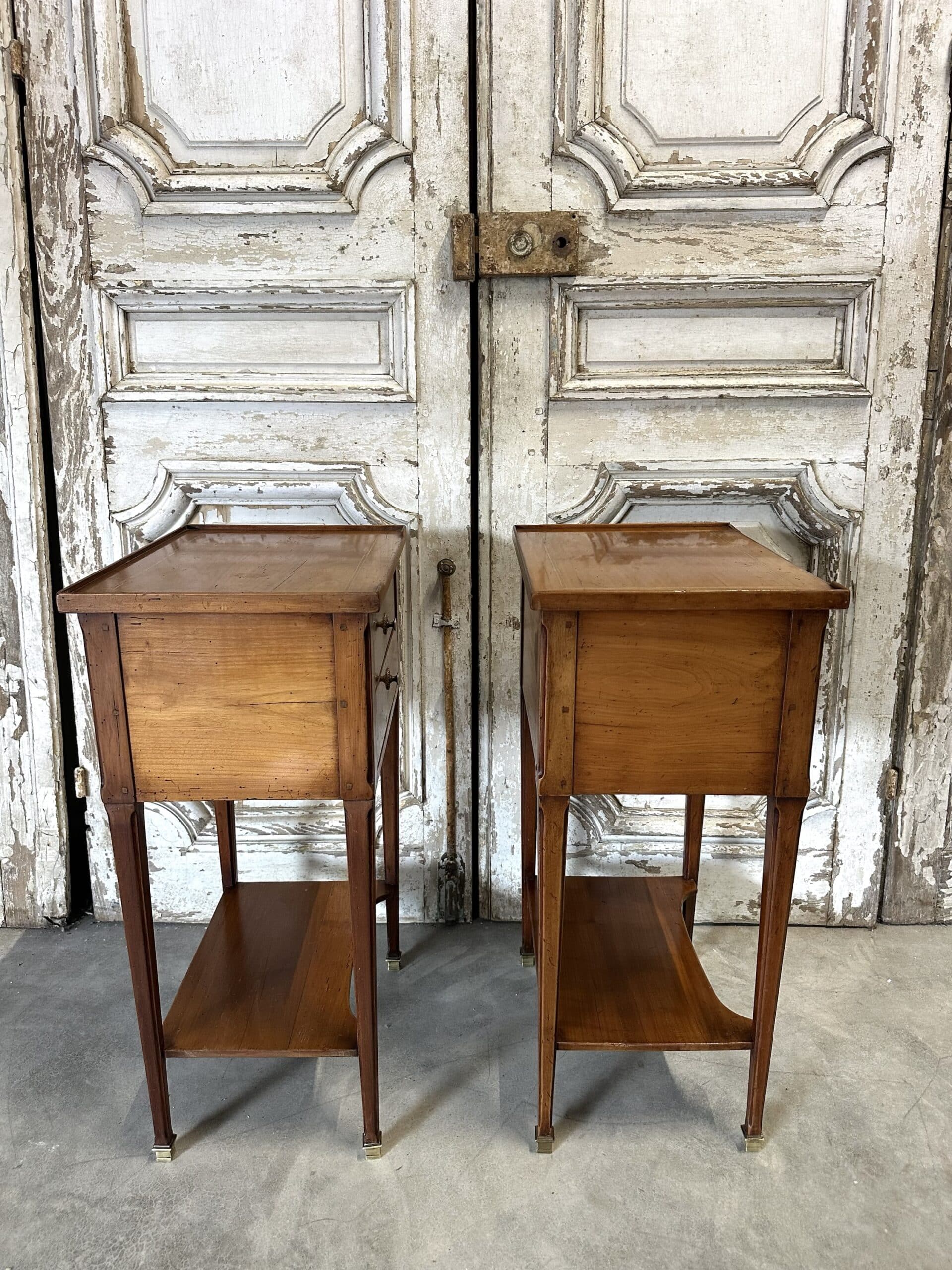 Paire de chevets de style Directoire en merisier, 20e siècle