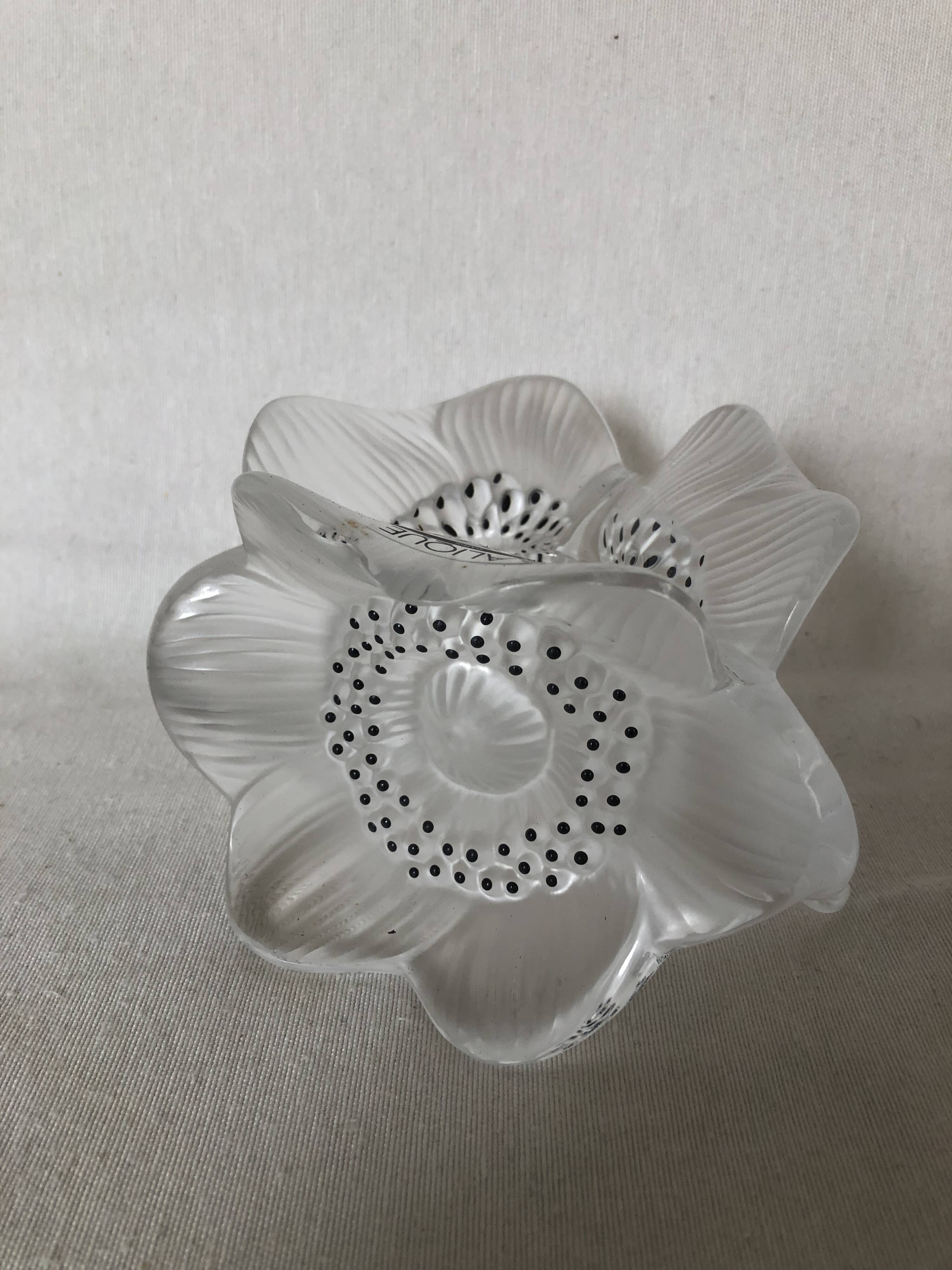 Crystal candlestick LALIQUE, three anemone flowers