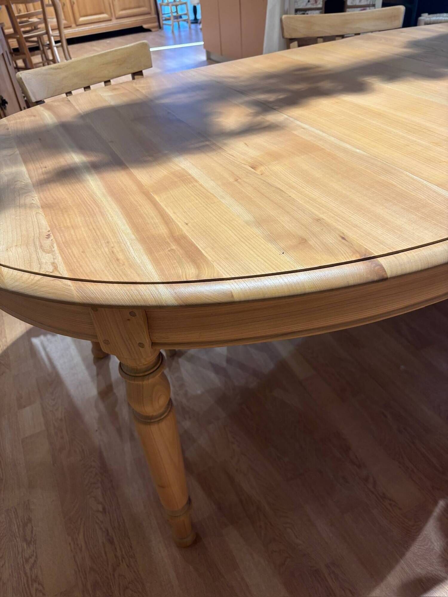 Table ovale en merisier naturel