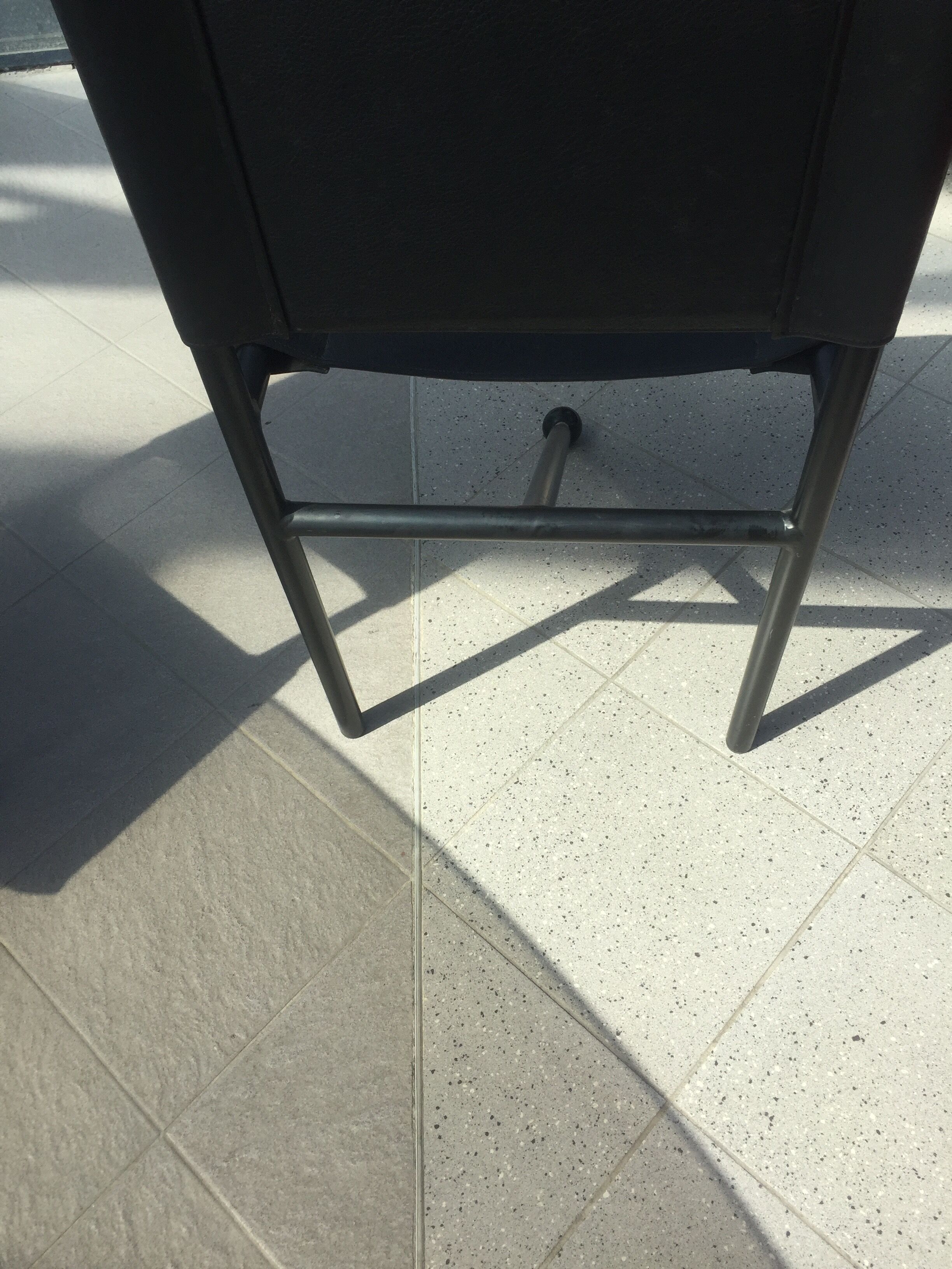 Set de 6 chaises de salle à manger pieds tripode en cuir grainé et métal 1970