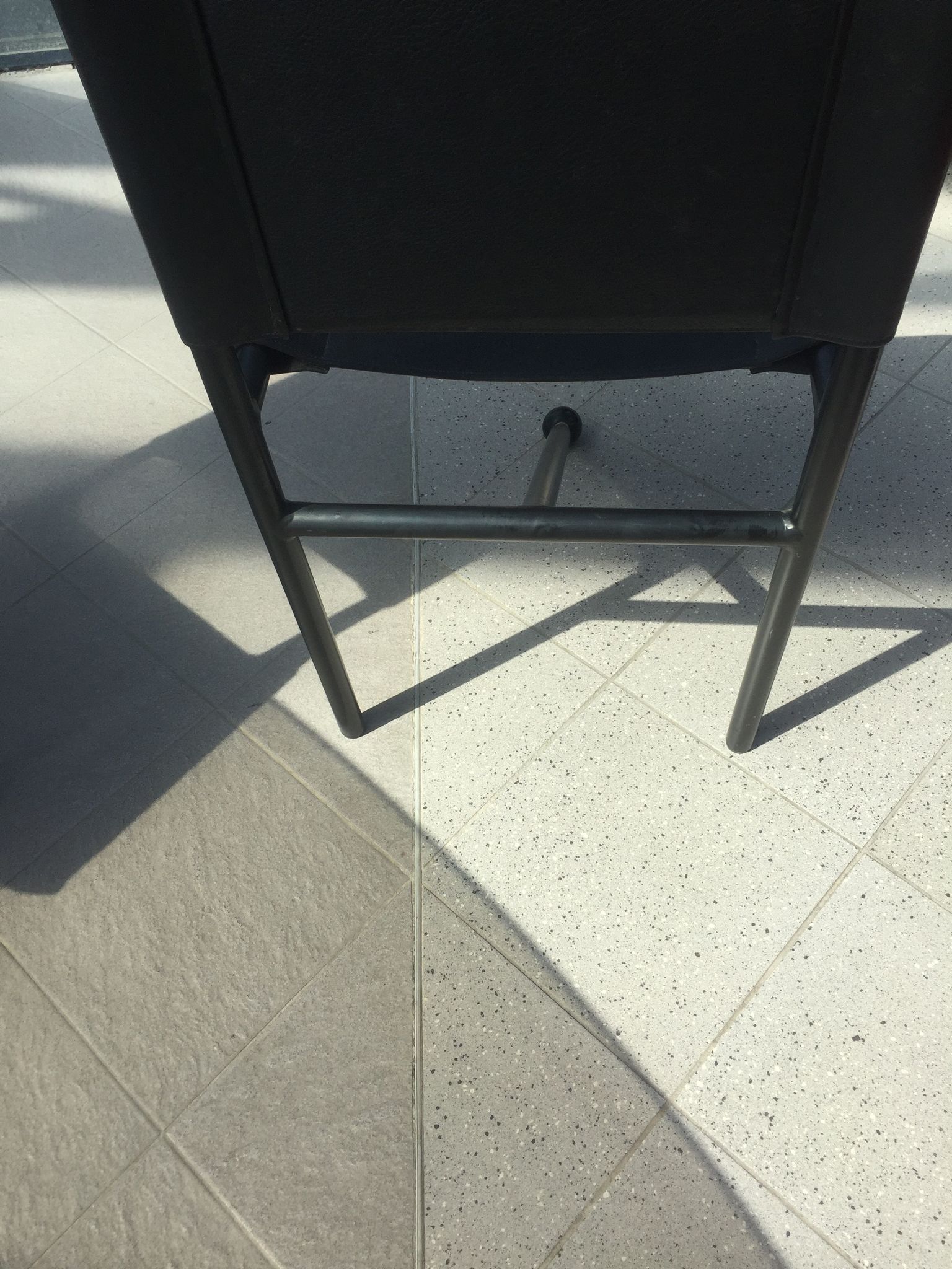 Set of 6 dining room chairs with tripod legs in grained leather and metal 1970
