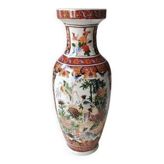 Vase balustre Chinois, signé Ming Dynastie. En céramique polychromes. Motifs floraux/papillons