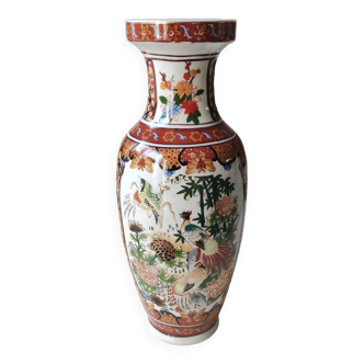 Chinese baluster vase, signed Ming Dynasty. Polychrome ceramic. Floral/butterfly patterns