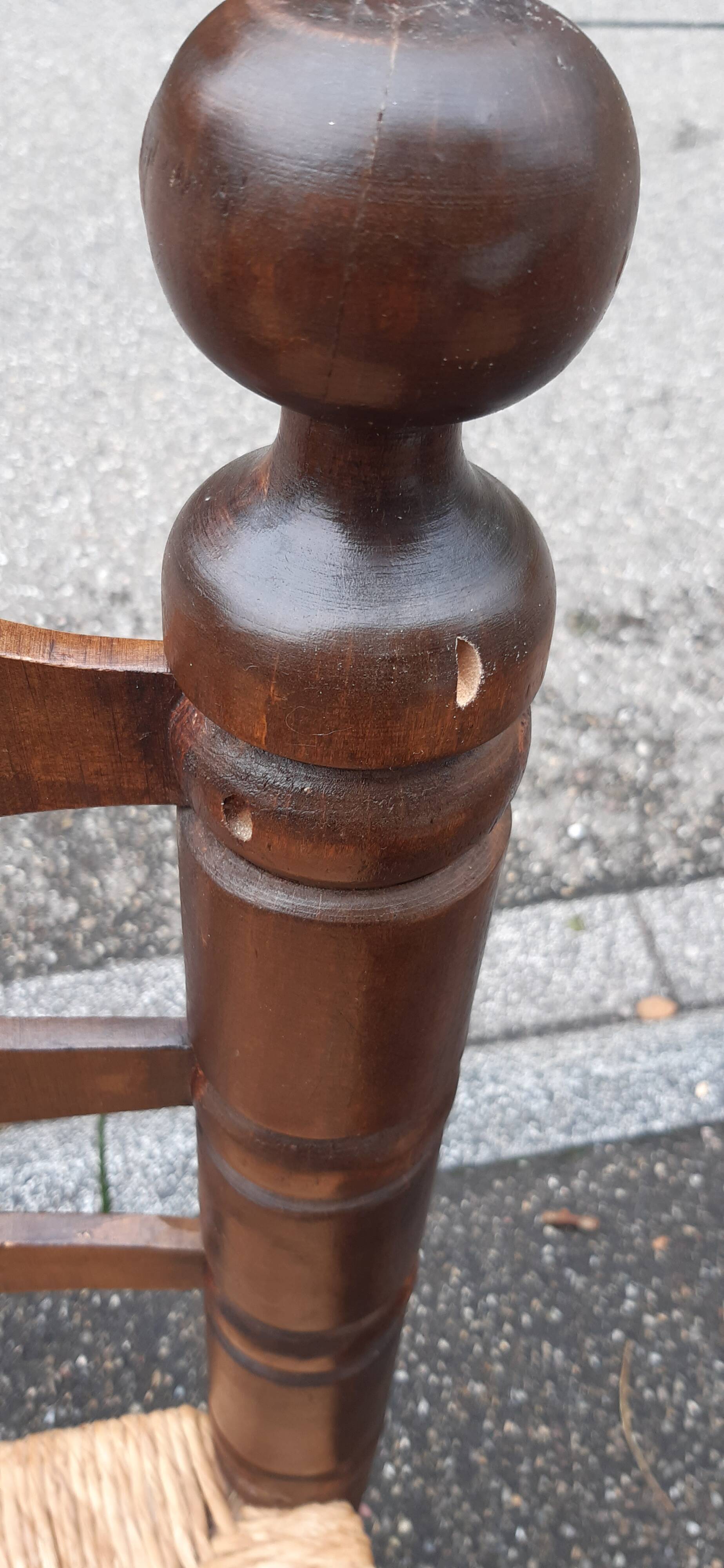 4 chaises brutalistes en bois tourné et paille