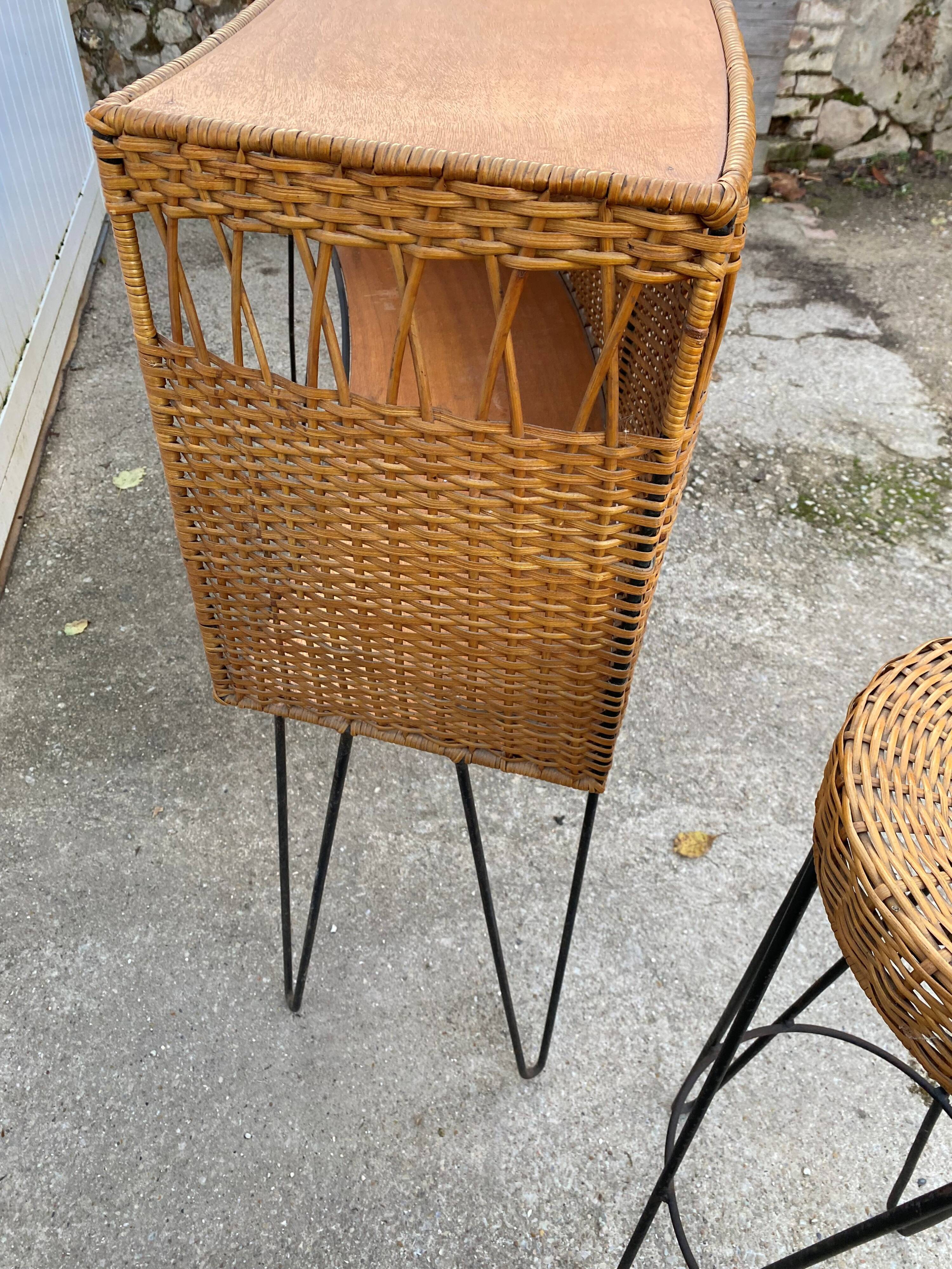 Vintage 1950s bar counter with two rattan and metal stools