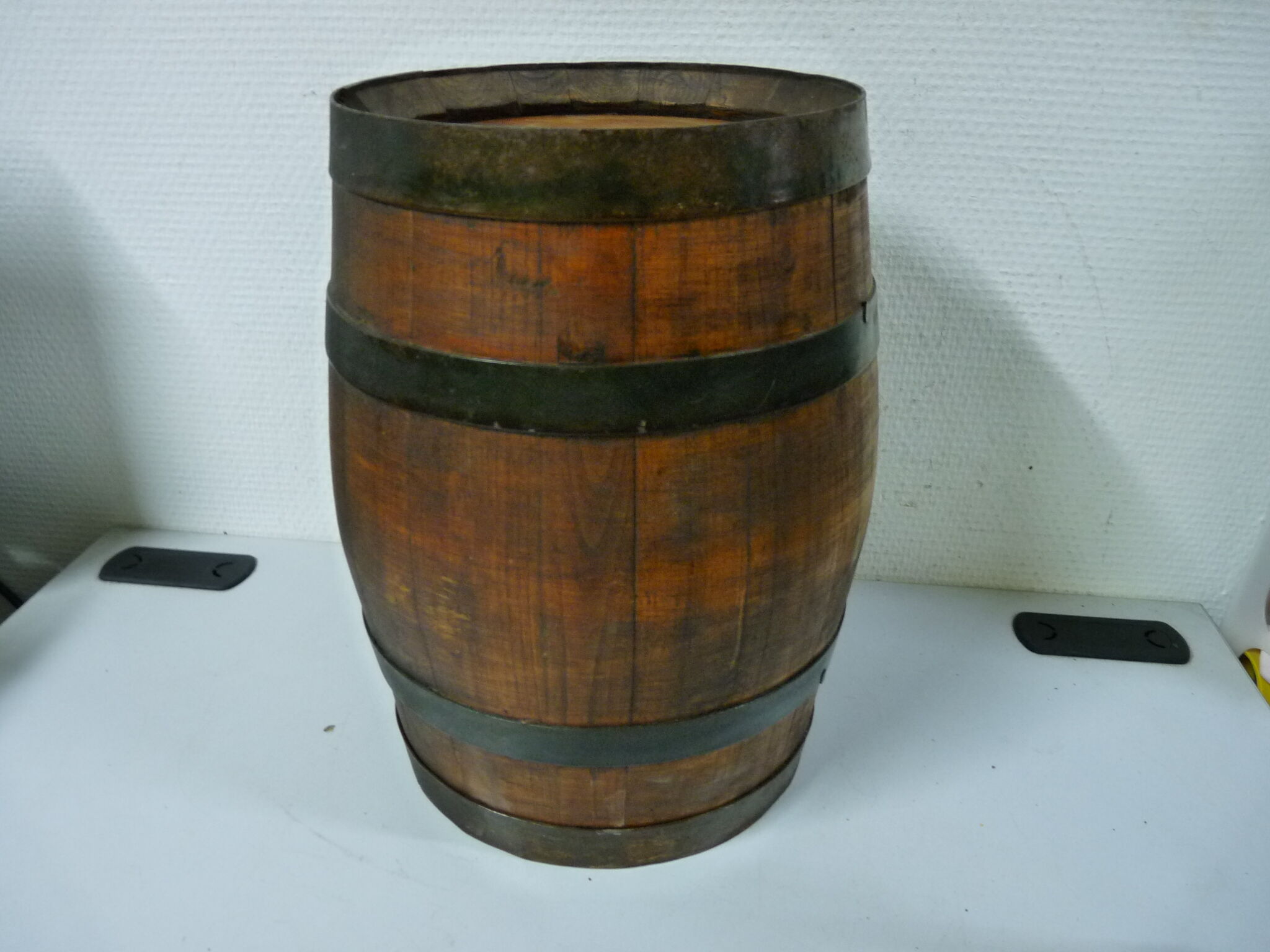 Ancien tonneau en bois et fer vin