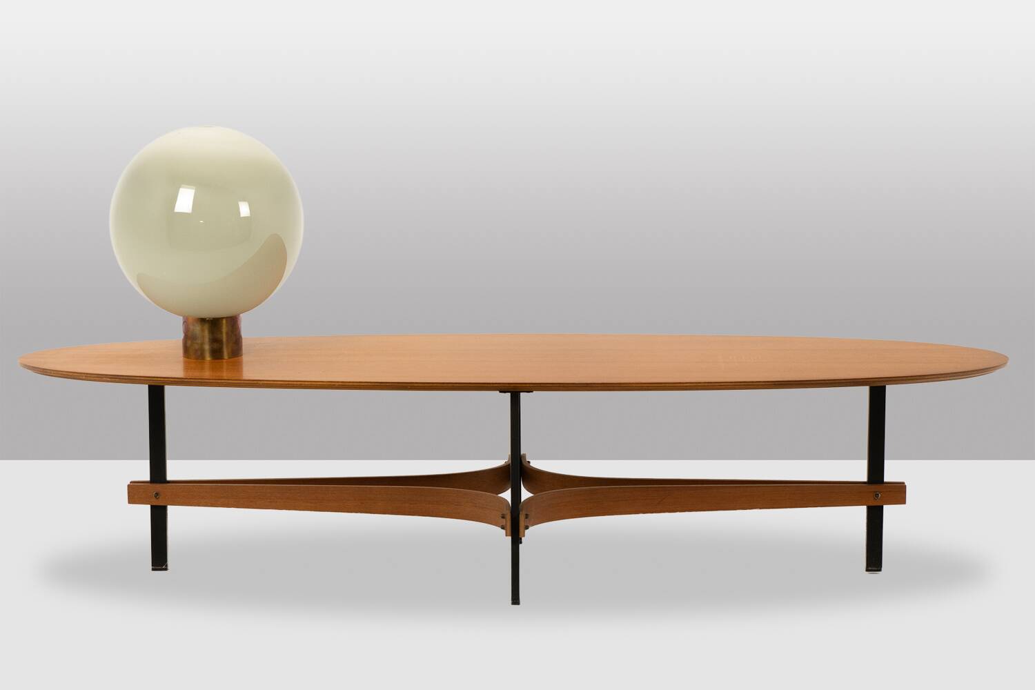 Guglielmo Ulrich. Oval coffee table in blonde teak. 1950s-60s.