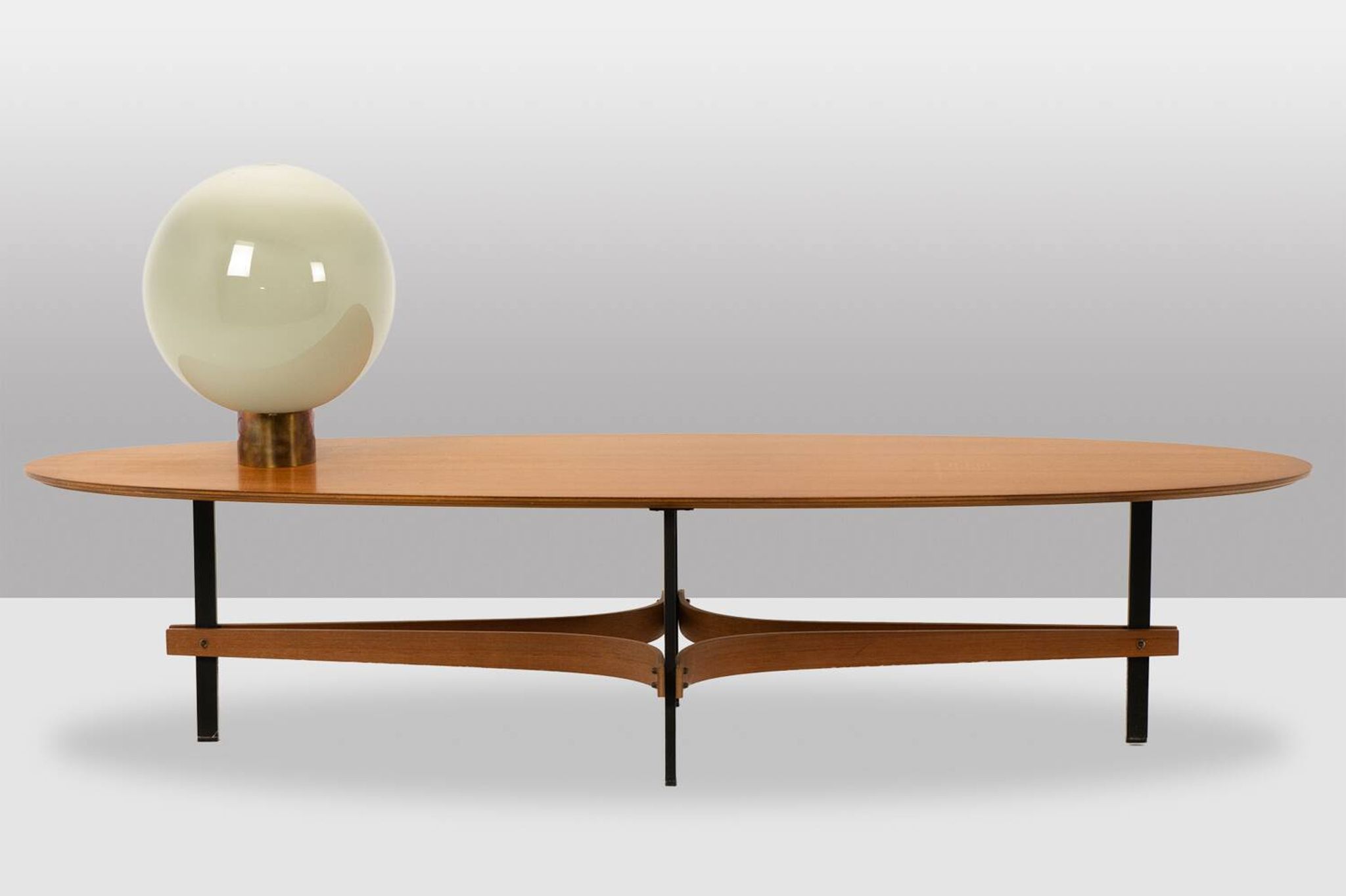 Guglielmo Ulrich. Oval coffee table in blonde teak. 1950s-60s.