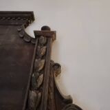 Une paire de frontons de porte très anciens