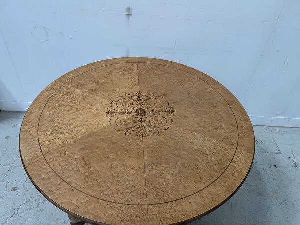 Ensemble de table et chaises de style Charles X en placage d'érable XX sièc