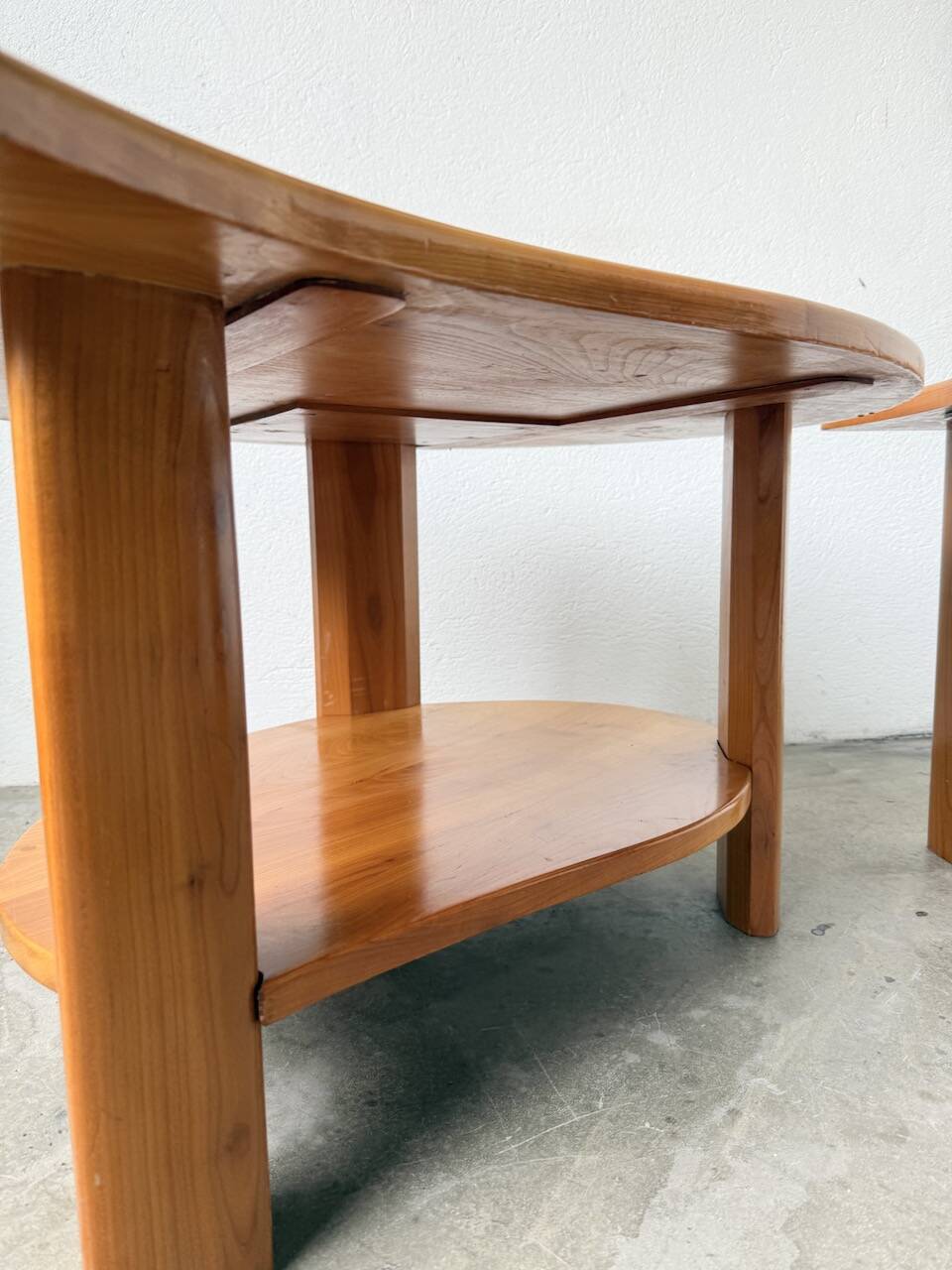 Tables basses en orme formant une goutte