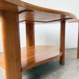 Tables basses en orme formant une goutte