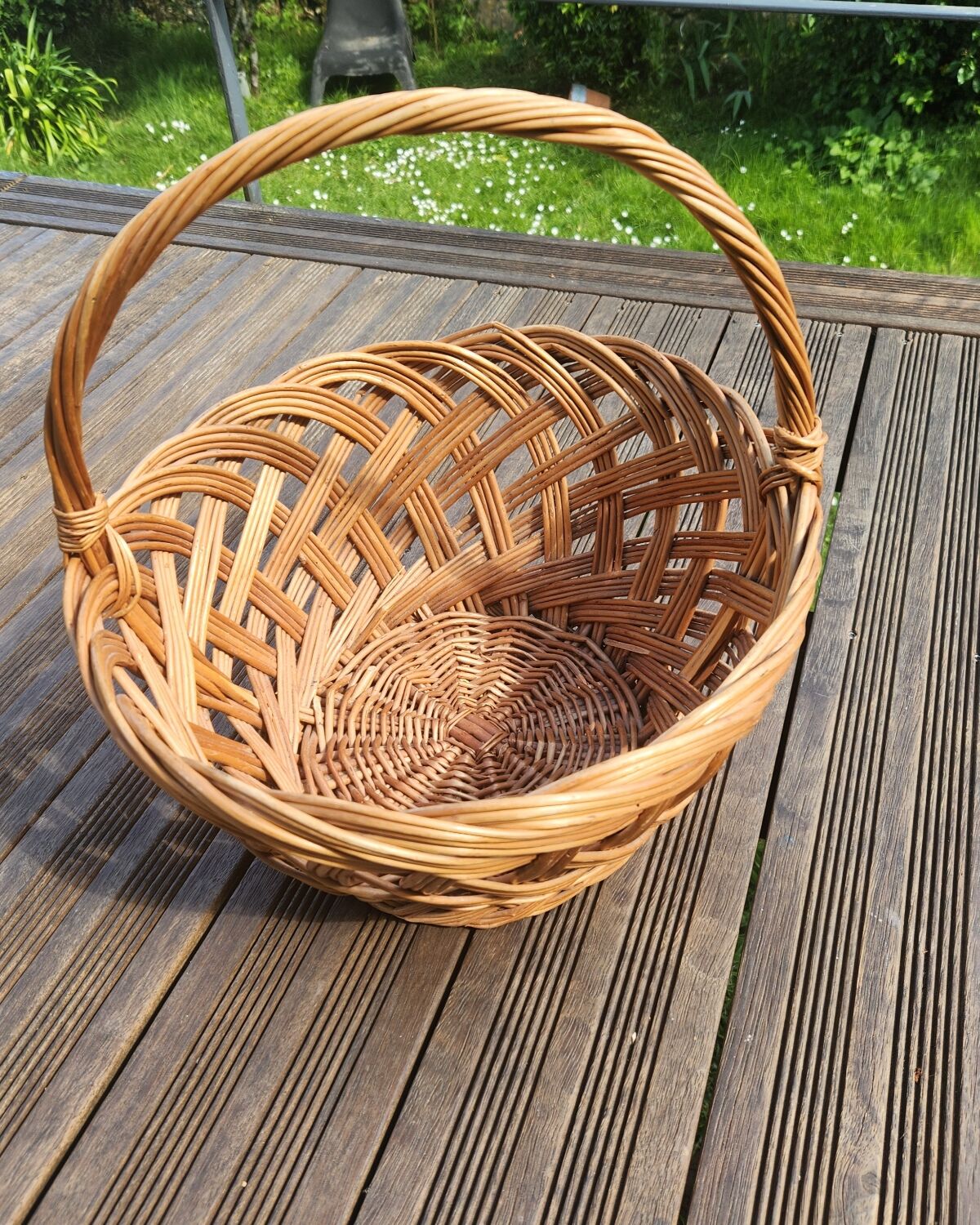 Round wicker basket