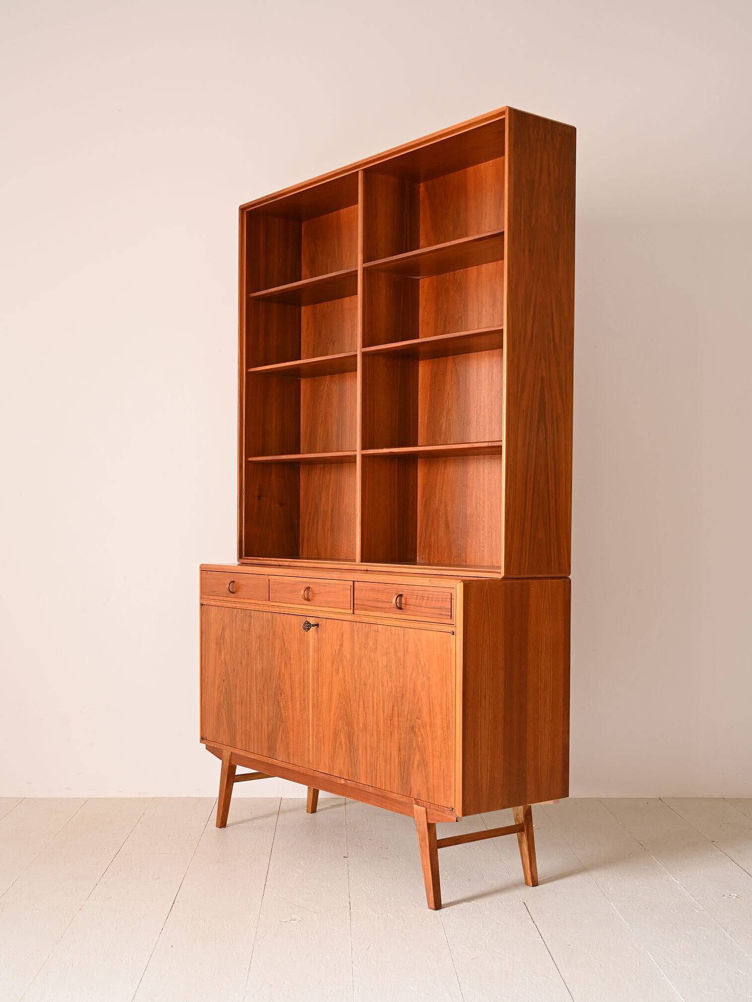 Nordic bookcase with sideboard