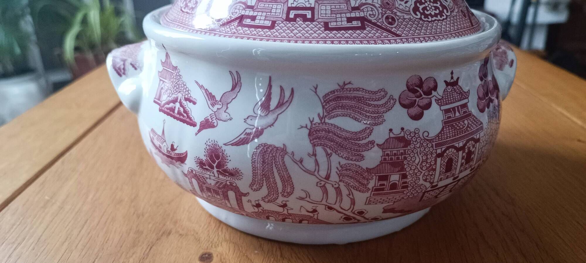 Vintage soup tureen in English earthenware Churchill Rosa pink Willow pattern.