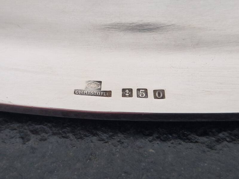 Plat ovale de service en métal argenté modèle Rubans croisés, Christofle