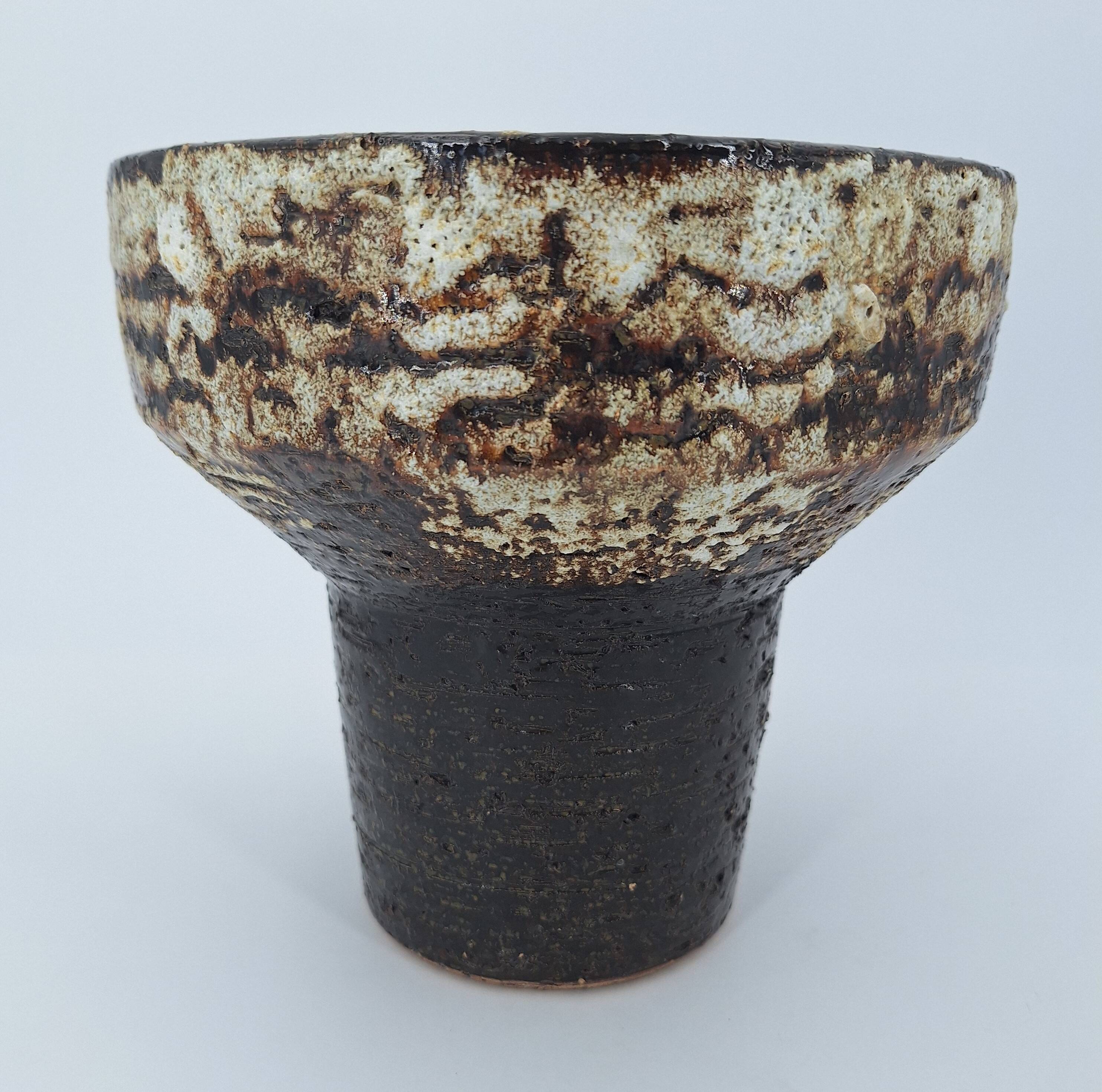 Modernist brutalist standing vase chamotte stoneware shaded brown, ocher, ivory Scandinavian design 1970