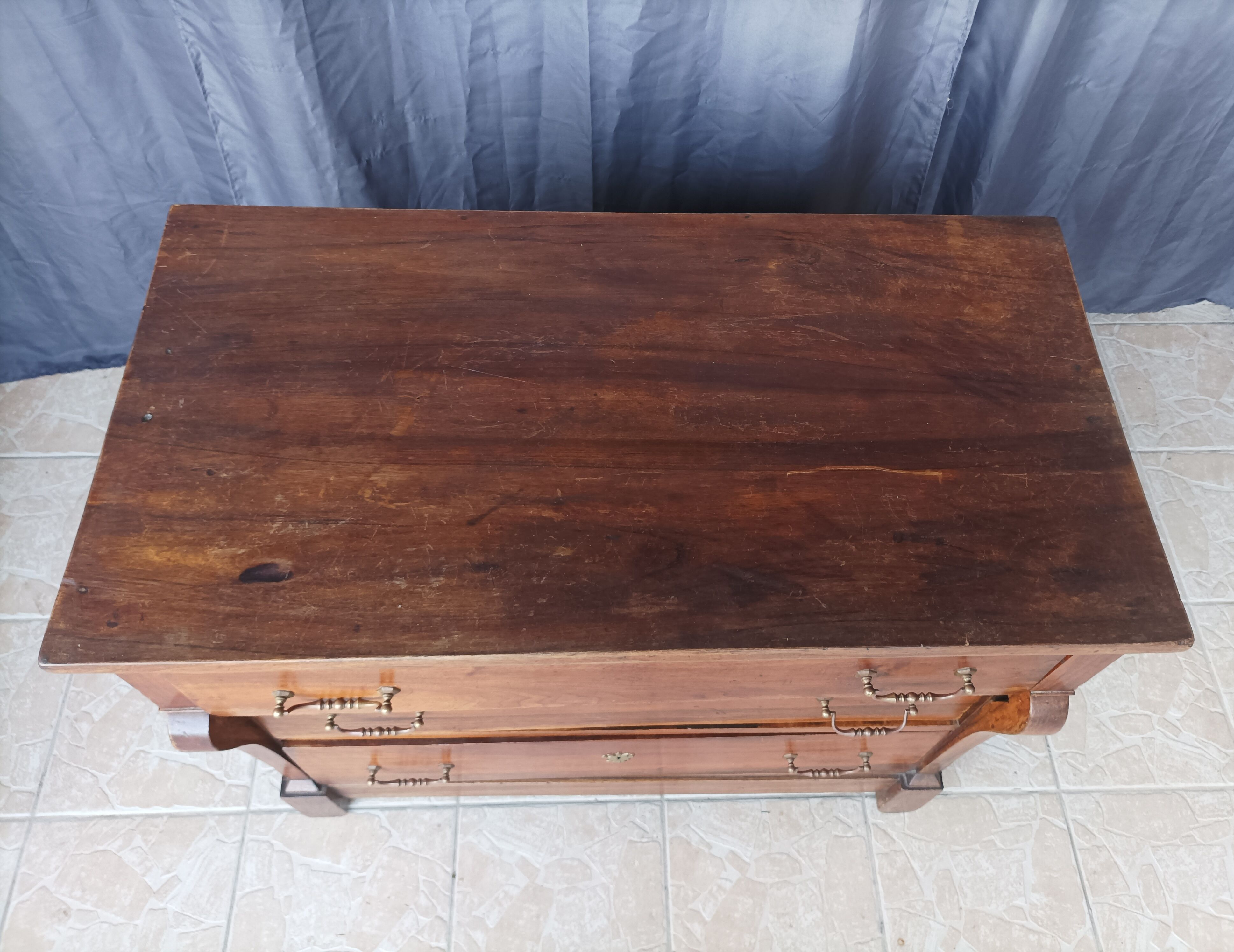 Cross-legged commode from the Restoration period in walnut.