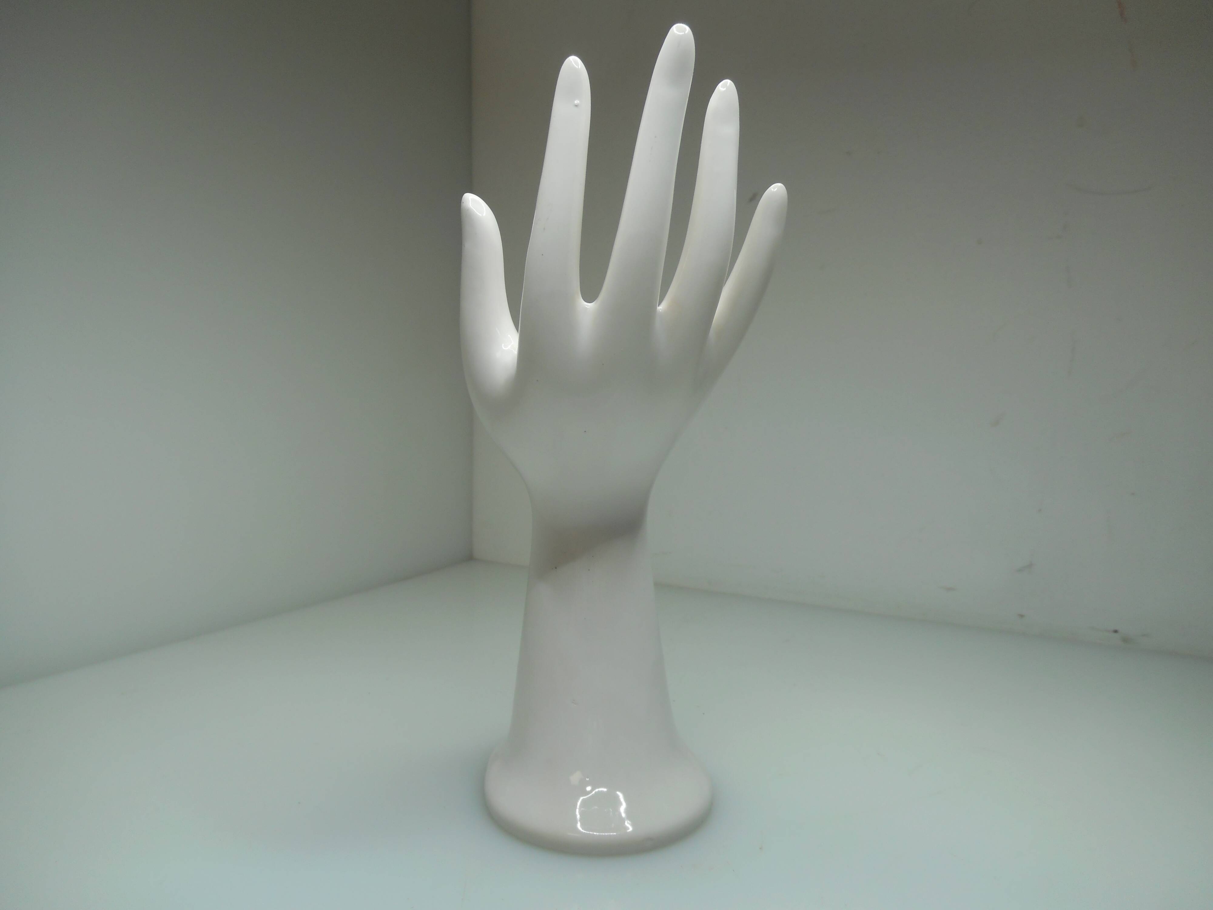 Main céramique blanche vintage