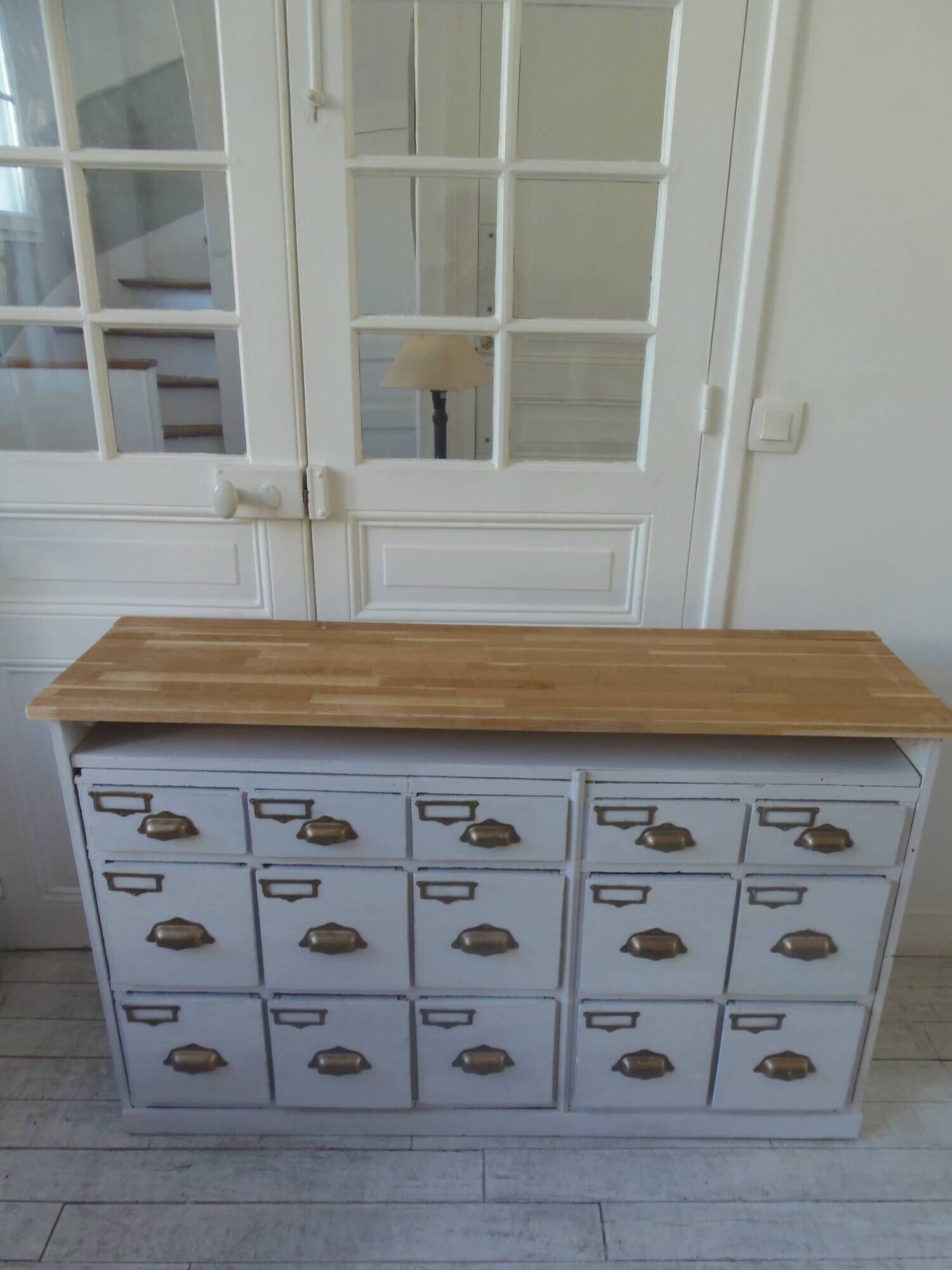 Meuble de métier vintage patiné gris perle, plateau bois.